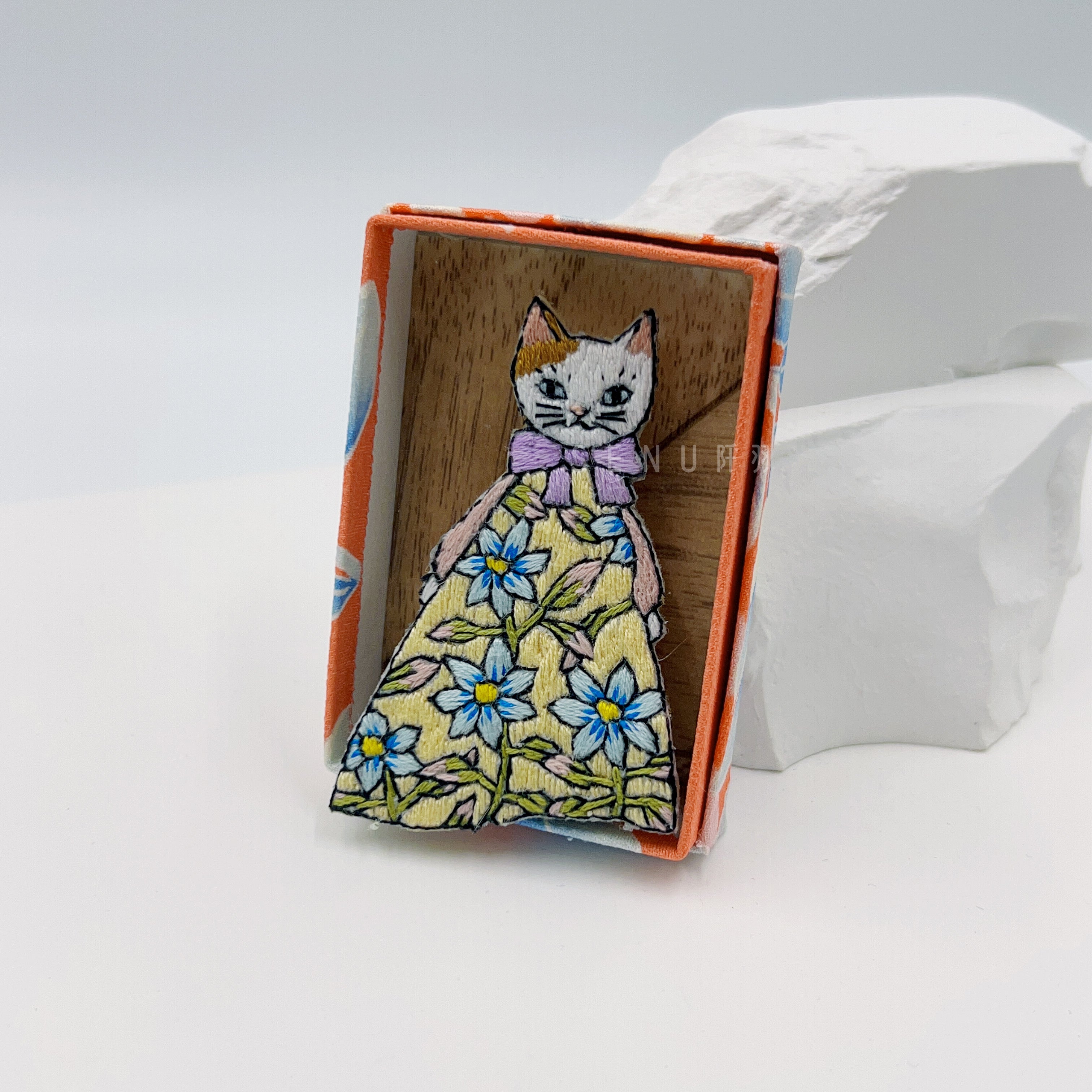 【日本設計師|日本手作飾物|刺繡|胸針/扣針】 花裙貓咪刺繡胸針