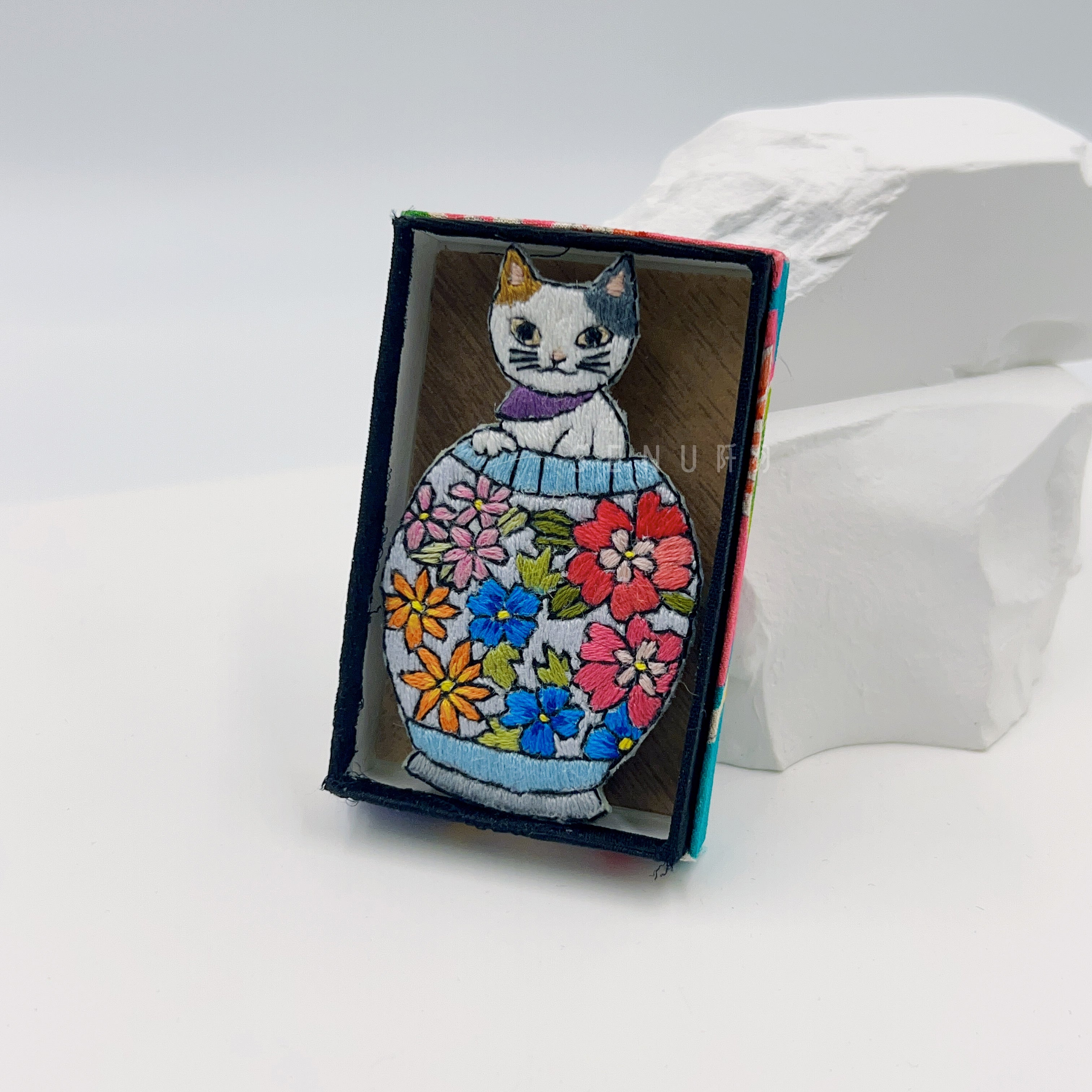 【日本設計師|日本手作飾物|刺繡|胸針/扣針】 花瓶貓咪刺繡胸針