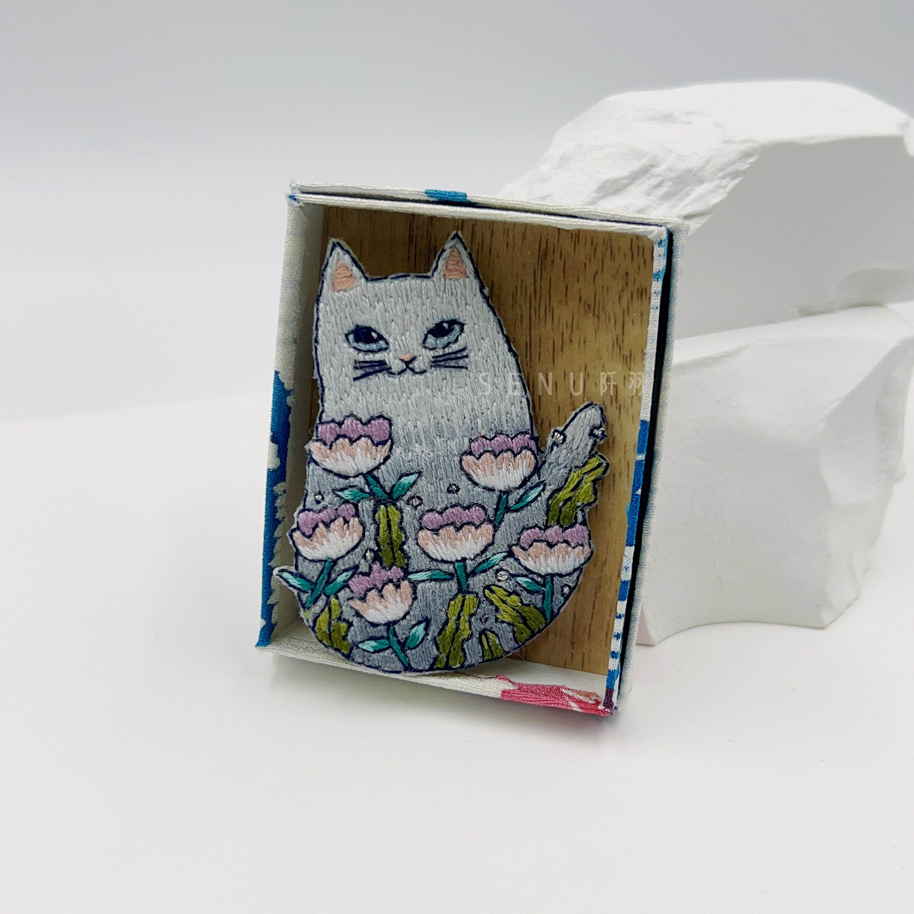 【日本設計師|日本手作飾物|刺繡|胸針/扣針】 花園貓咪刺繡胸針