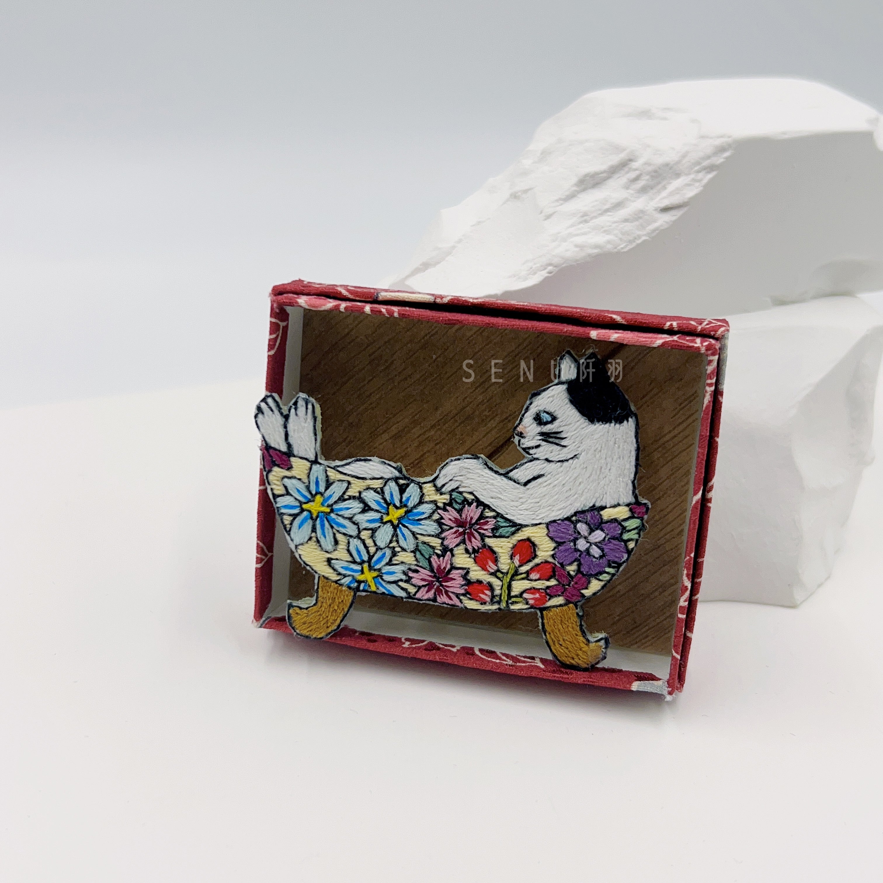 【日本設計師|日本手作飾物|刺繡|胸針/扣針】 浴缸貓咪刺繡胸針