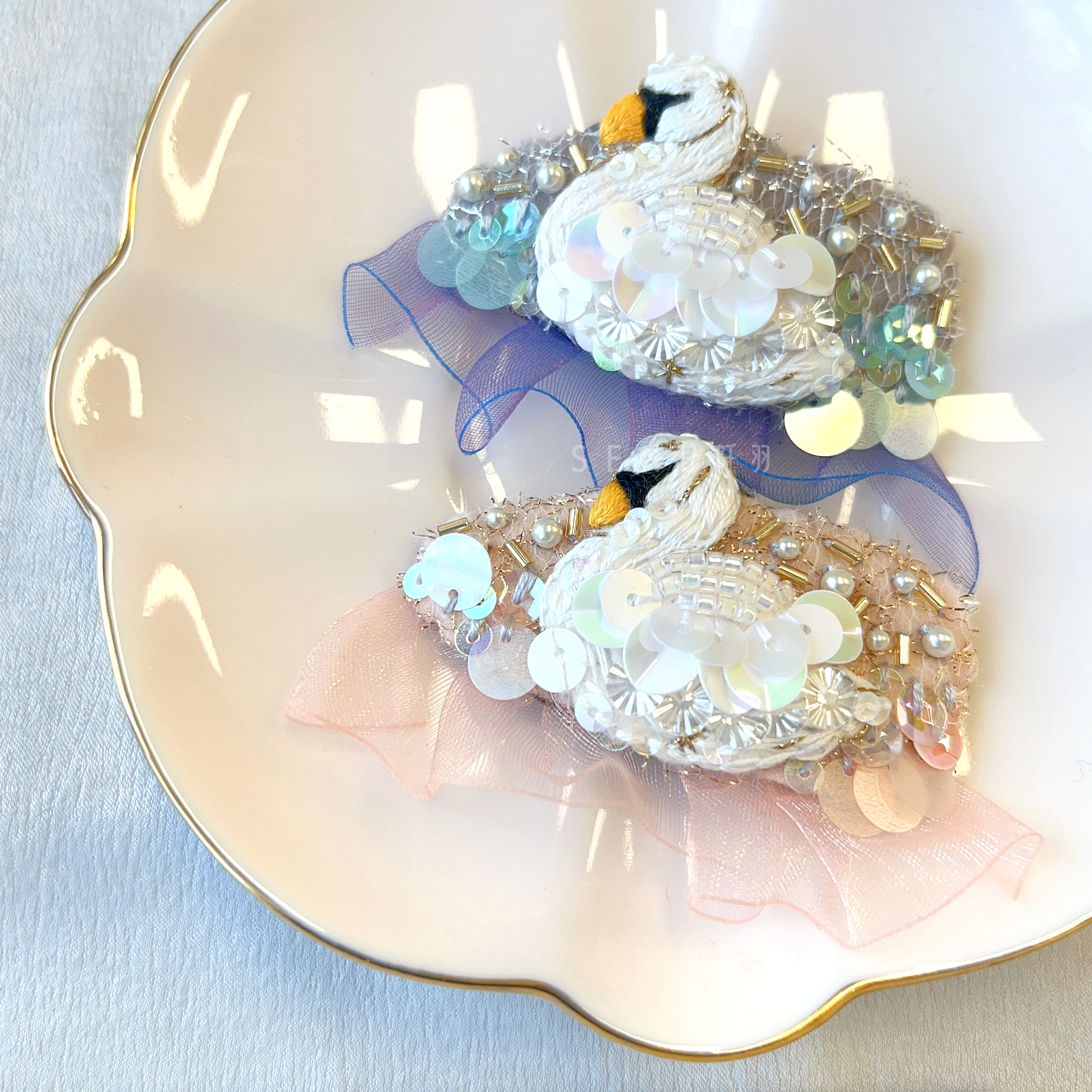【日本手藝師|日本手作飾物|刺繡|頭飾/髮飾|髮夾】 天鵝星星釘珠刺繡髮夾