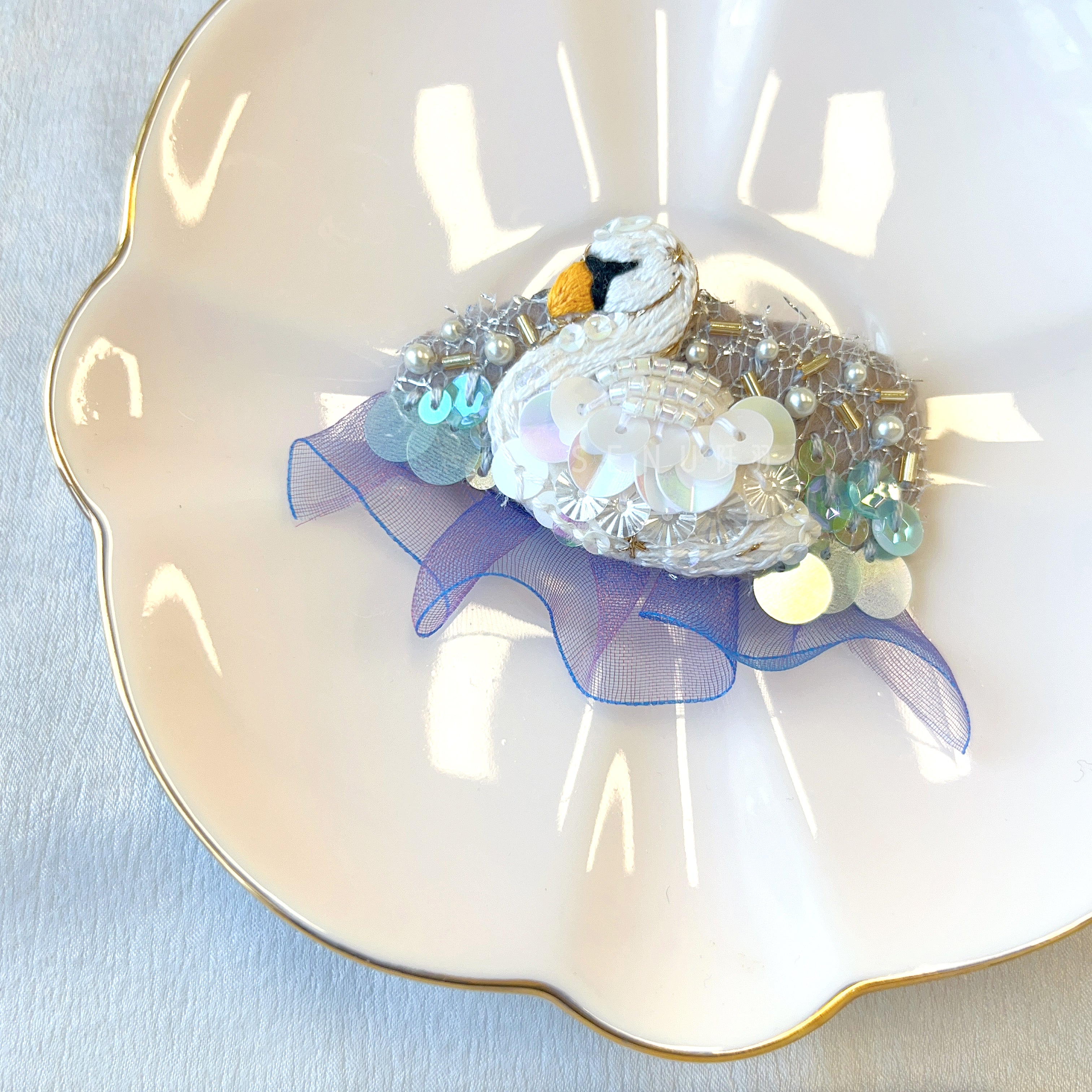 【日本手藝師|日本手作飾物|刺繡|頭飾/髮飾|髮夾】 天鵝星星釘珠刺繡髮夾
