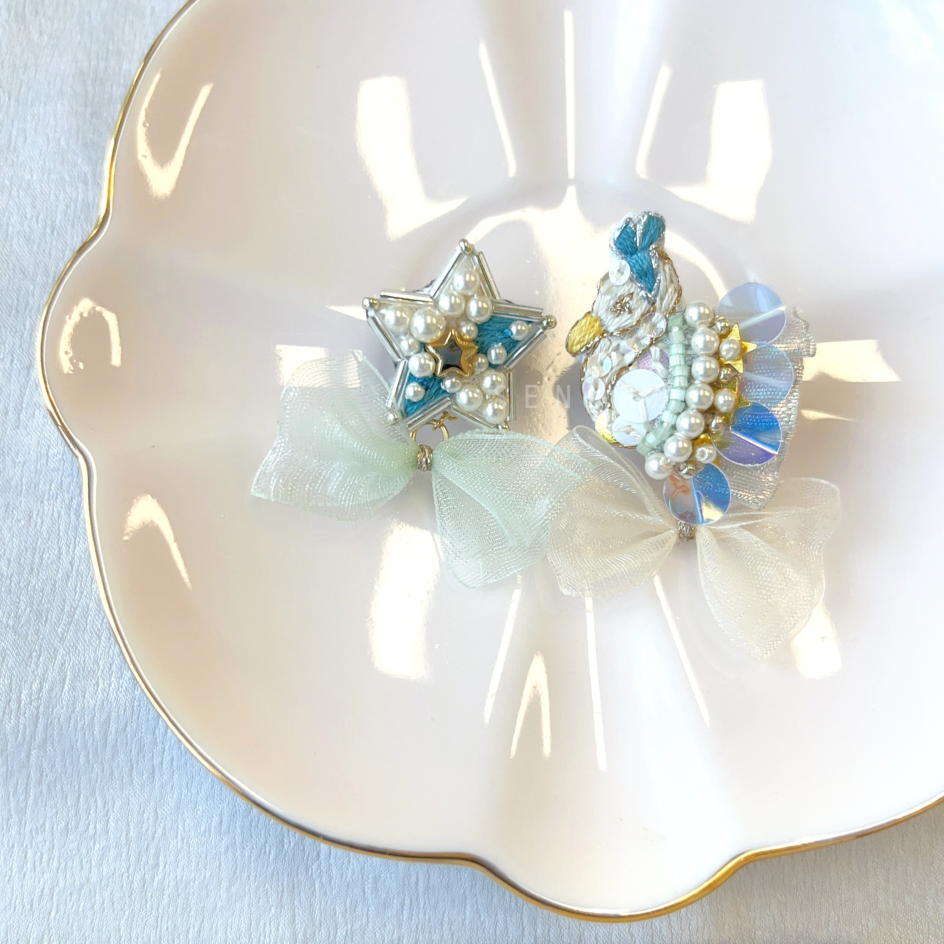 【日本手藝師|日本手作飾物|刺繡|耳飾|耳環】 天鵝星星釘珠刺繡耳環