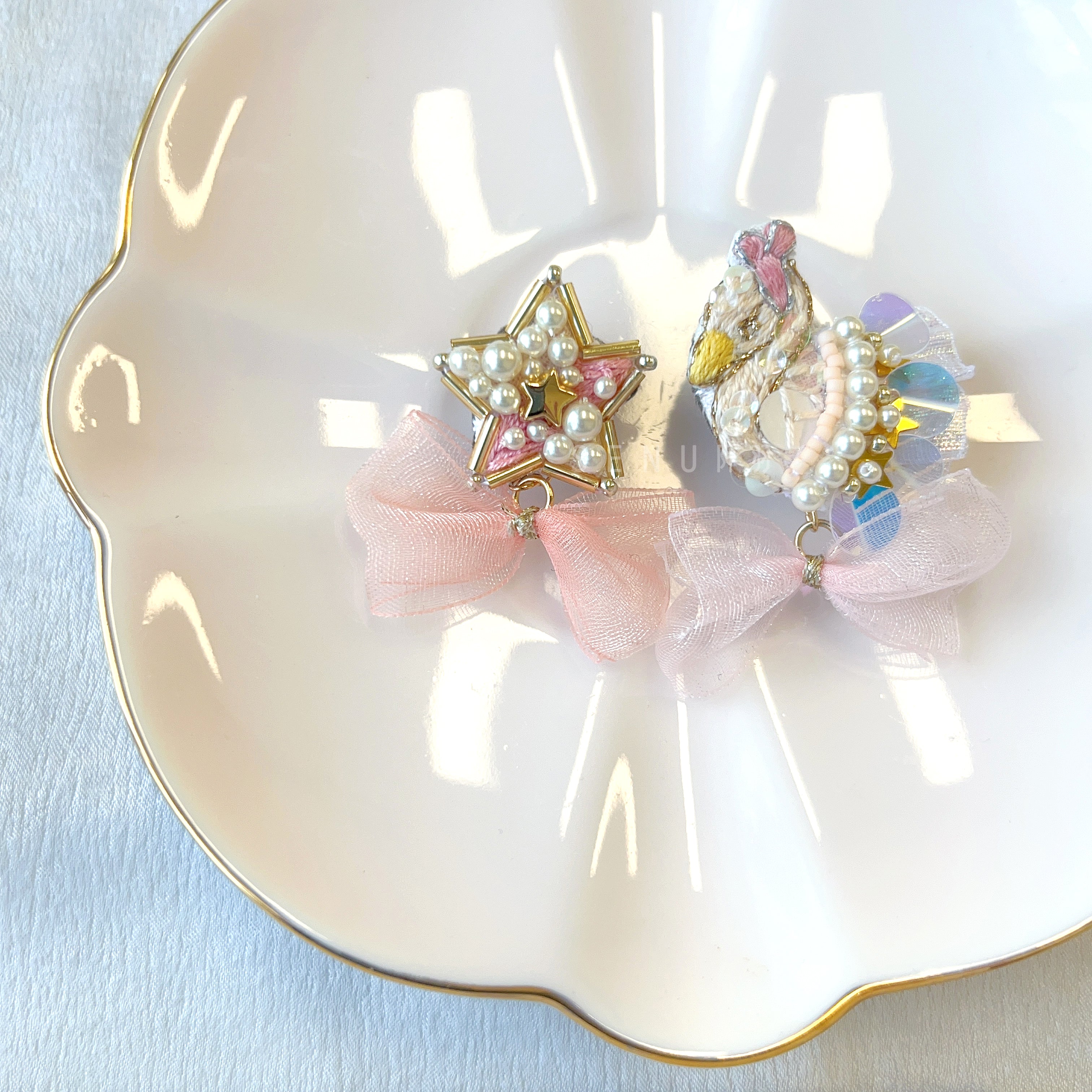 【日本手藝師|日本手作飾物|刺繡|耳飾|耳環】 天鵝星星釘珠刺繡耳環