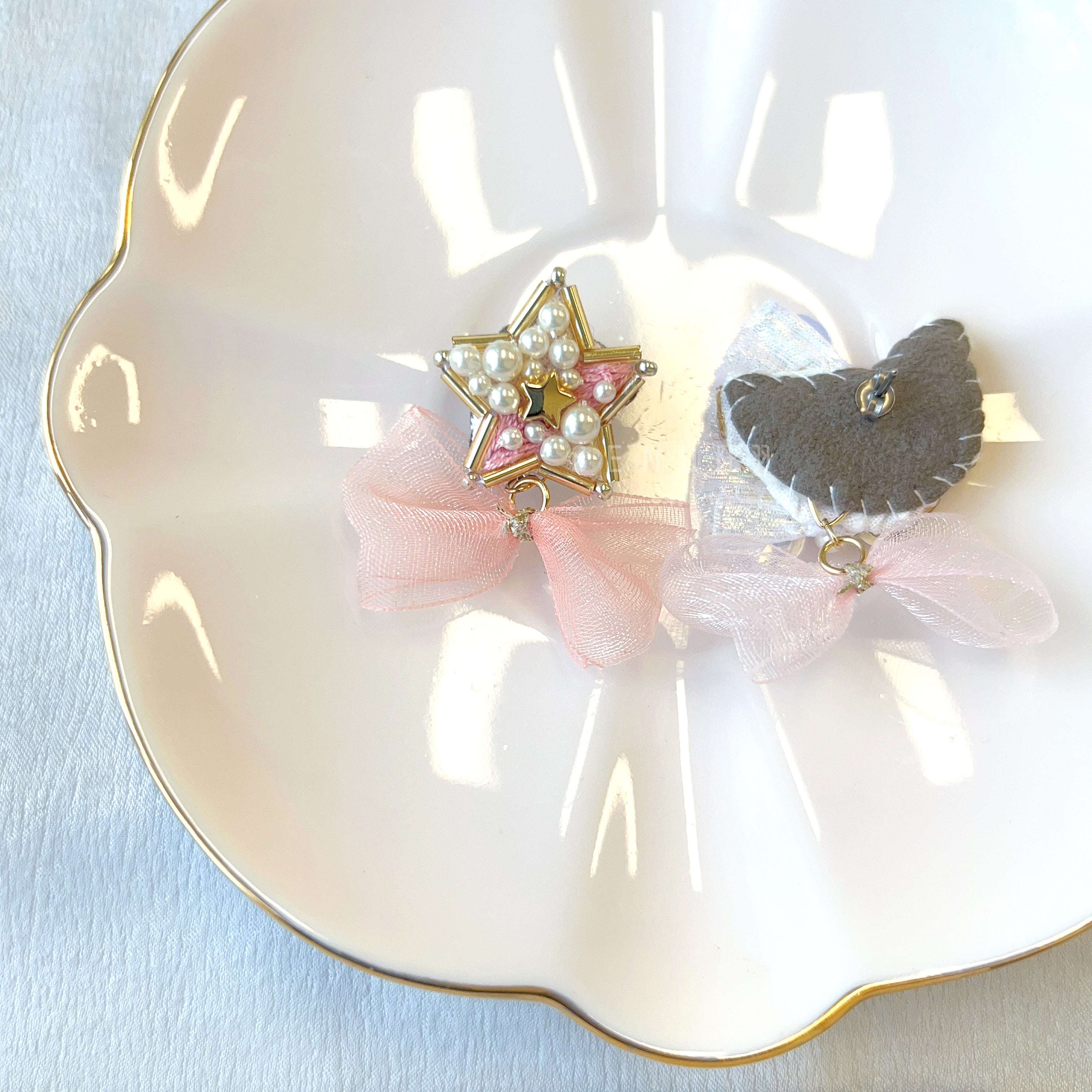 【日本手藝師|日本手作飾物|刺繡|耳飾|耳環】 天鵝星星釘珠刺繡耳環