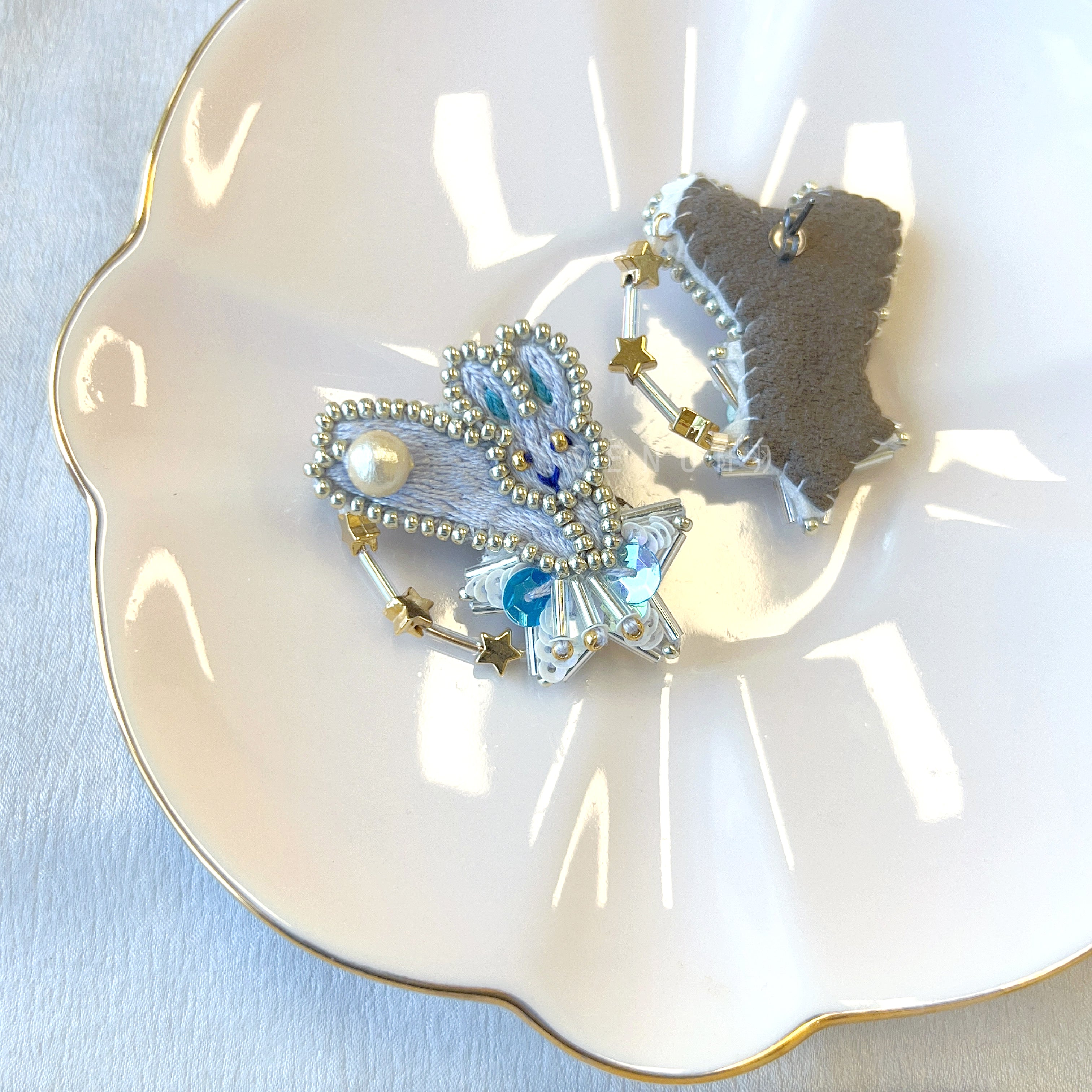 【日本手藝師|日本手作飾物|刺繡|耳飾|耳環】 星環兔子釘珠刺繡耳環