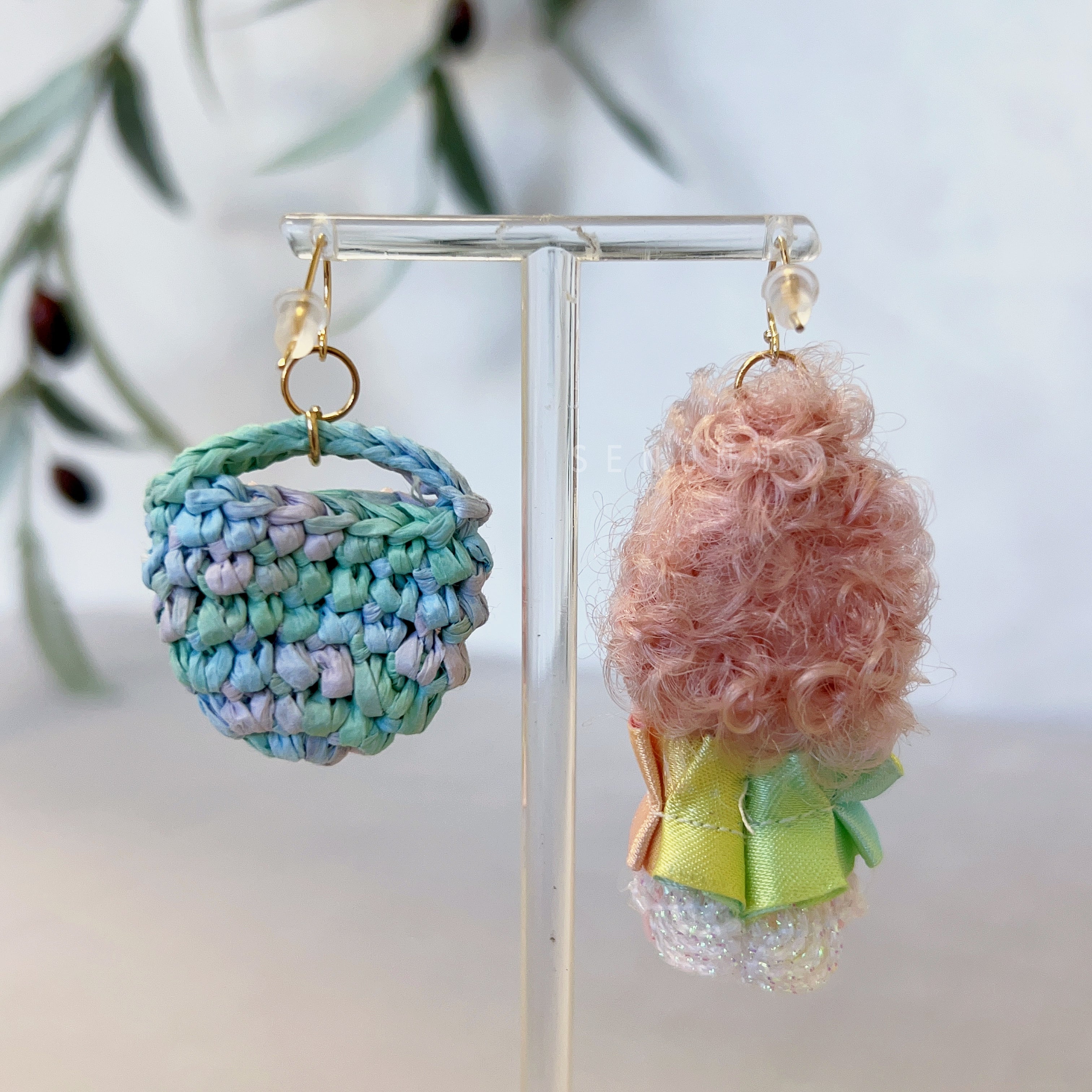 【日本設計師|日本手作飾物|刺繡|耳飾|耳環】 絲帶鈎織手袋手工縫製娃娃耳環