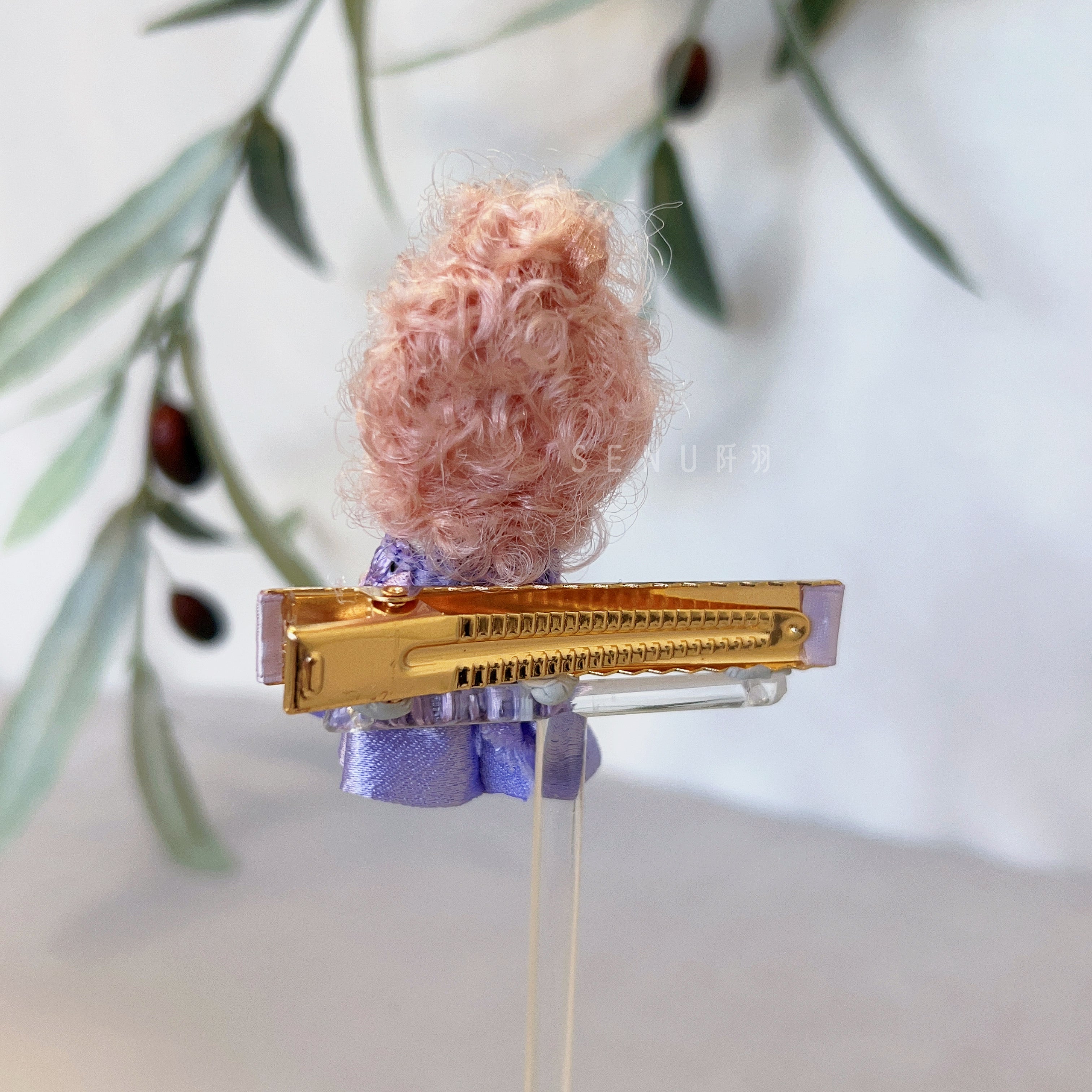 【日本設計師|日本手作飾物|刺繡|頭飾/髮飾|髮夾】 粉髮紫裙手工縫製娃娃鴨咀夾
