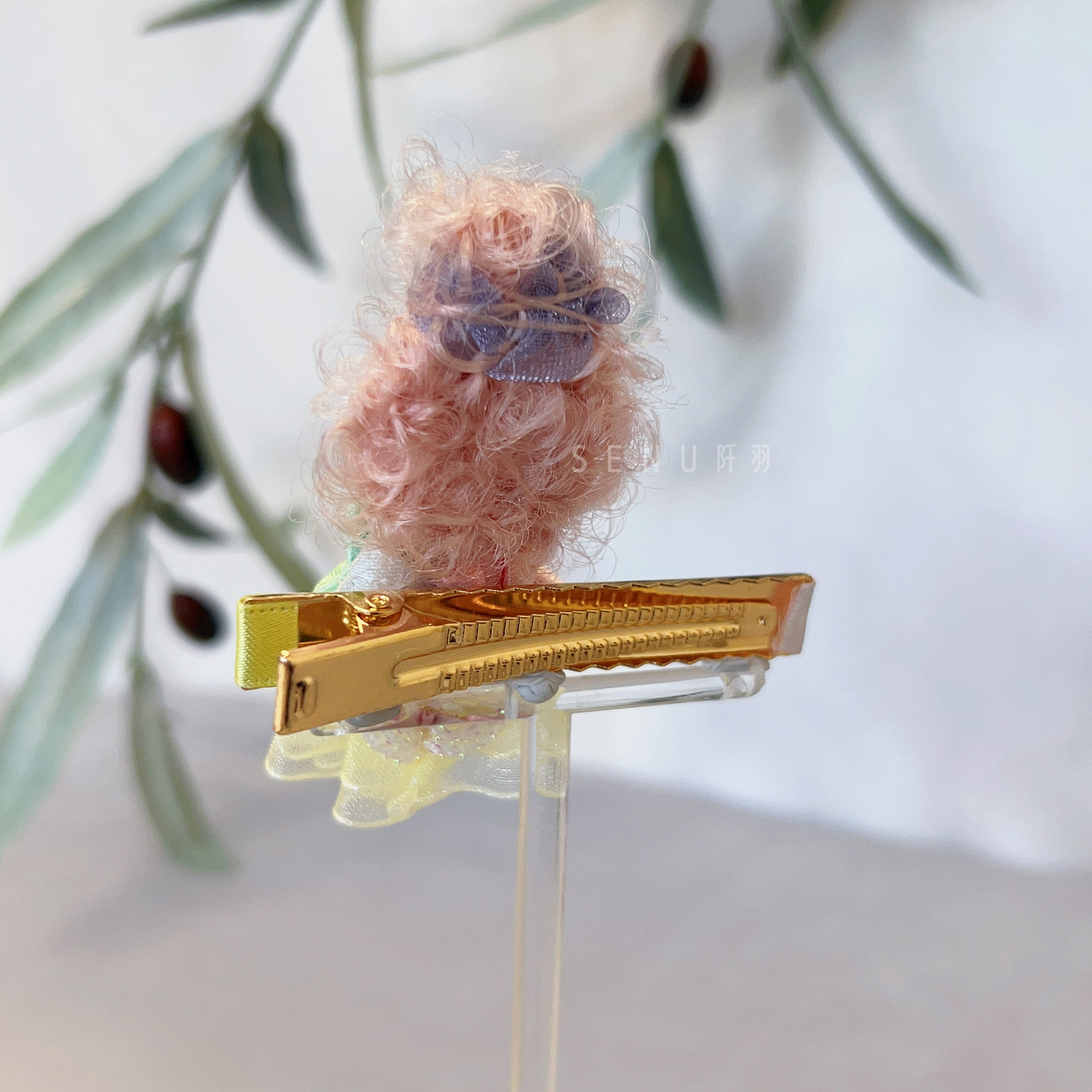 【日本設計師|日本手作飾物|刺繡|頭飾/髮飾|髮夾】 粉髮綠裙手工縫製娃娃鴨咀夾