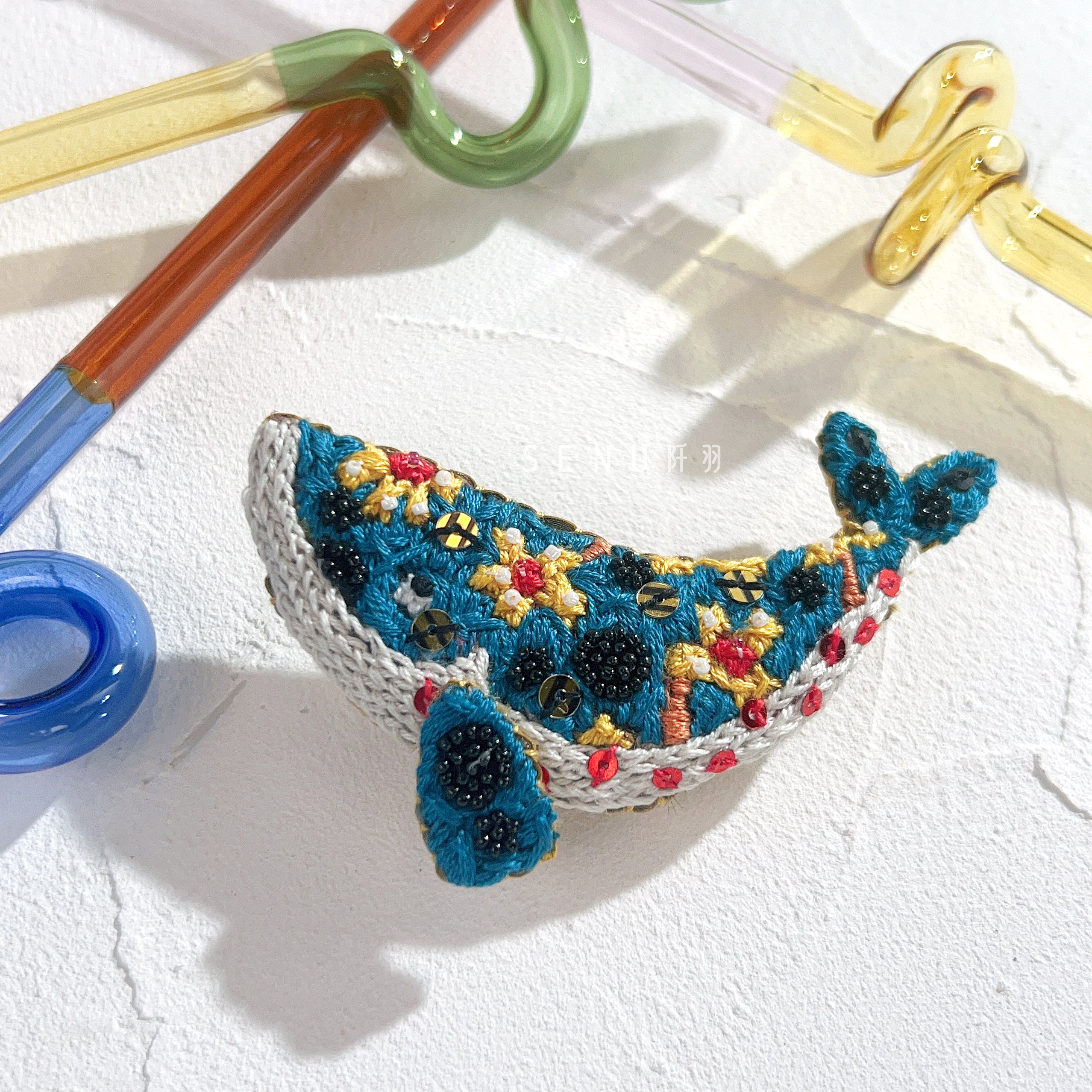 【日本設計師|日本手作飾物|刺繡|髮夾/胸針|兩用】 草間彌生風鯨魚兩用髮夾胸針 IV