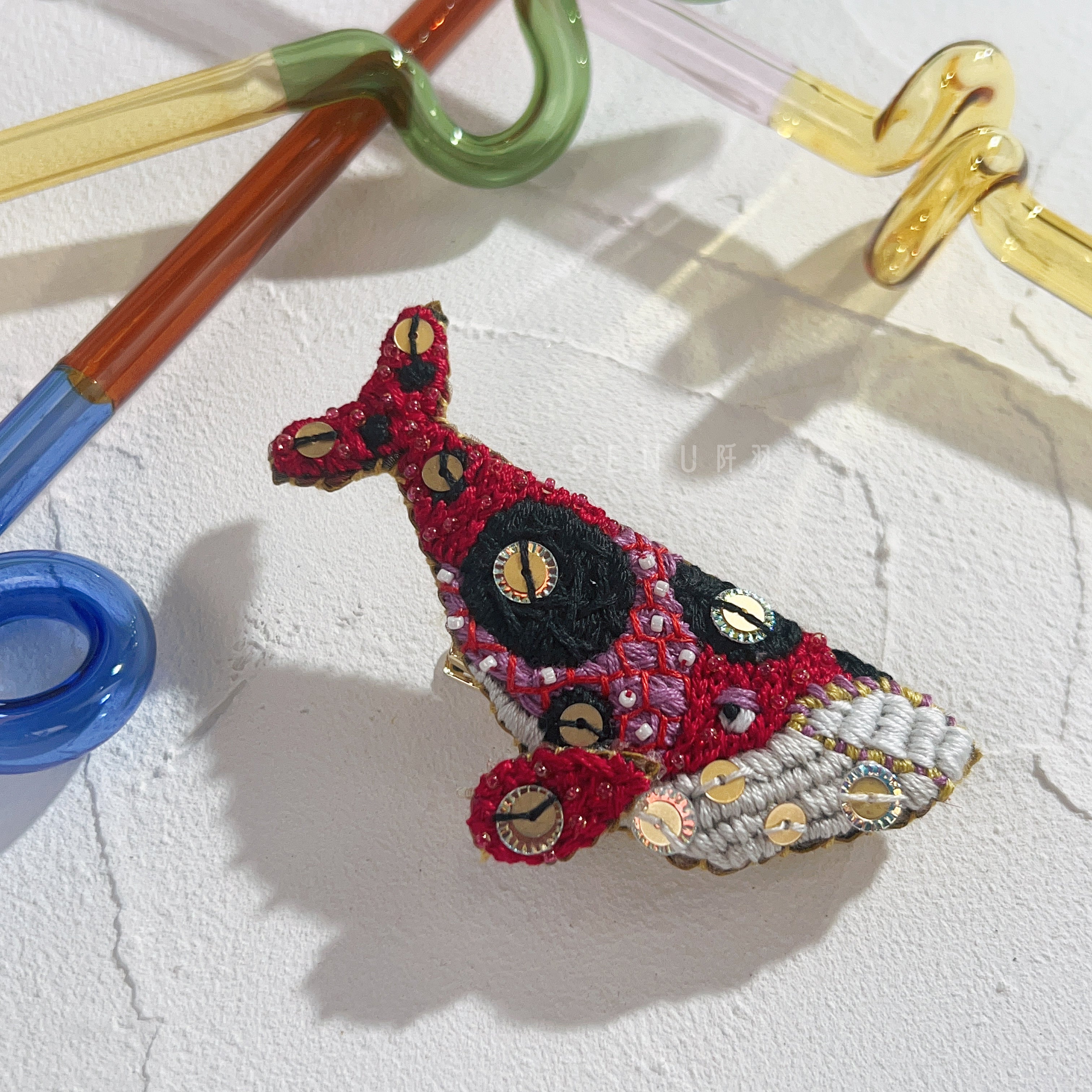 【日本設計師|日本手作飾物|刺繡|髮夾/胸針|兩用】 草間彌生風鯨魚兩用髮夾胸針 III