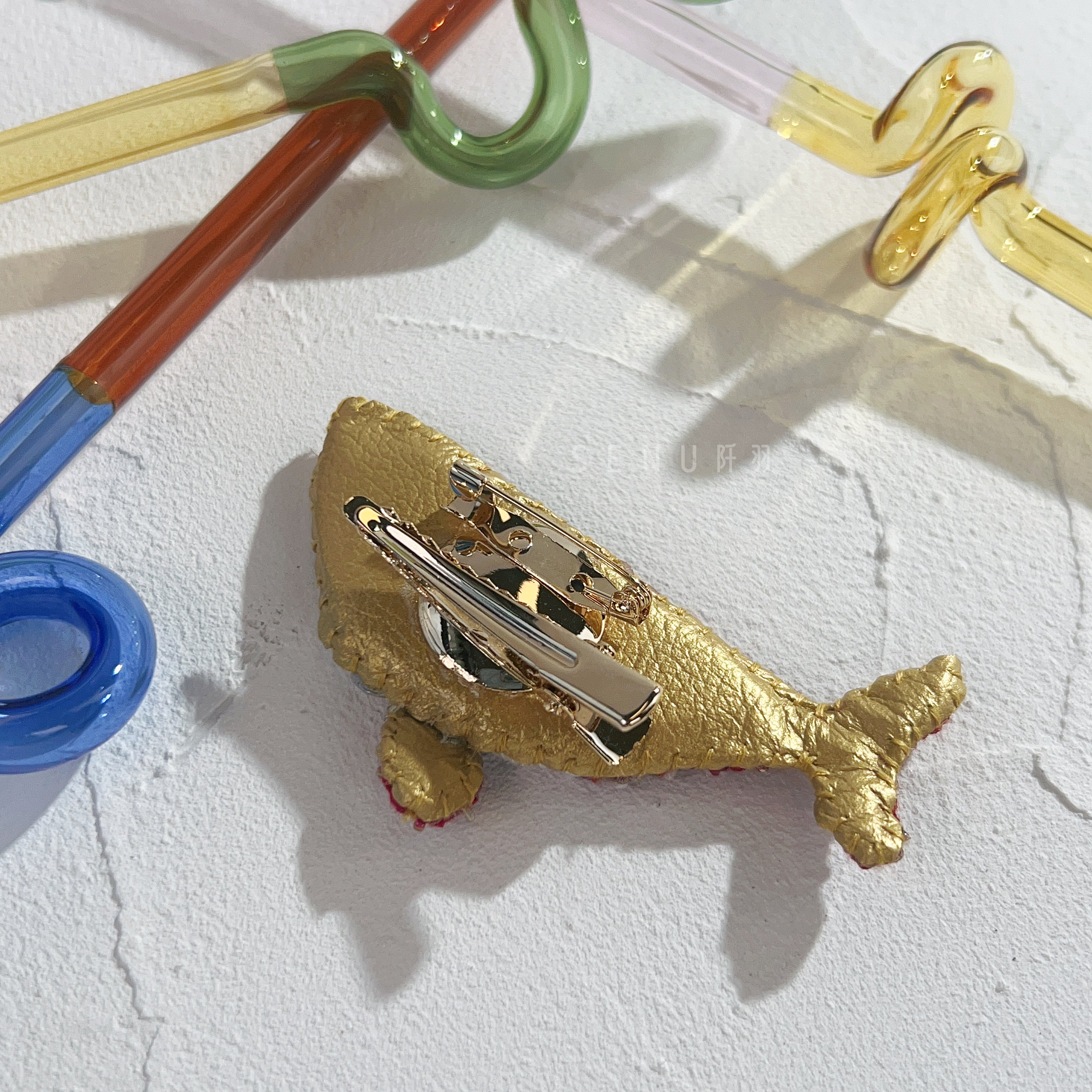 【日本設計師|日本手作飾物|刺繡|髮夾/胸針|兩用】 草間彌生風鯨魚兩用髮夾胸針 III