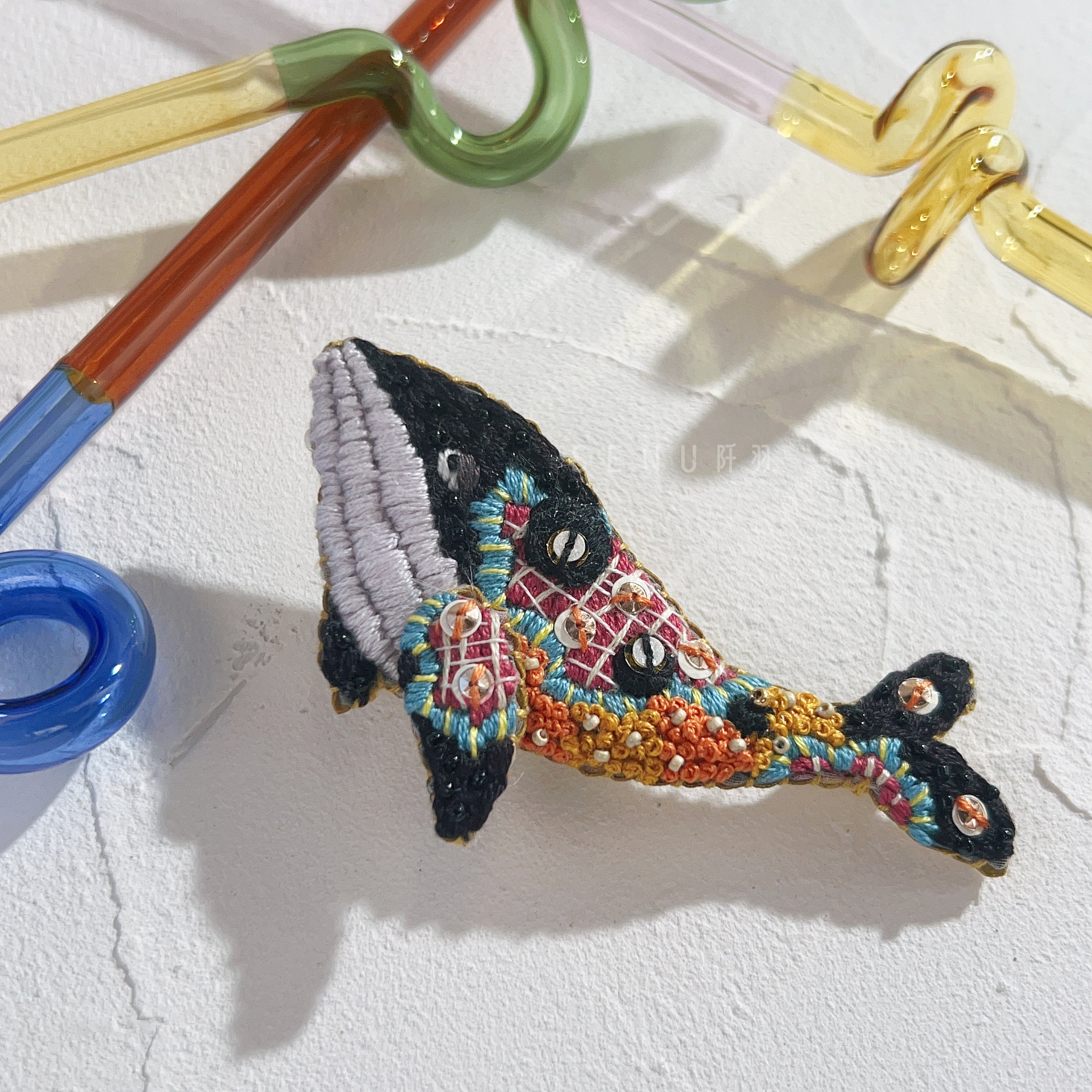 【日本設計師|日本手作飾物|刺繡|髮夾/胸針|兩用】 草間彌生風鯨魚兩用髮夾胸針 II