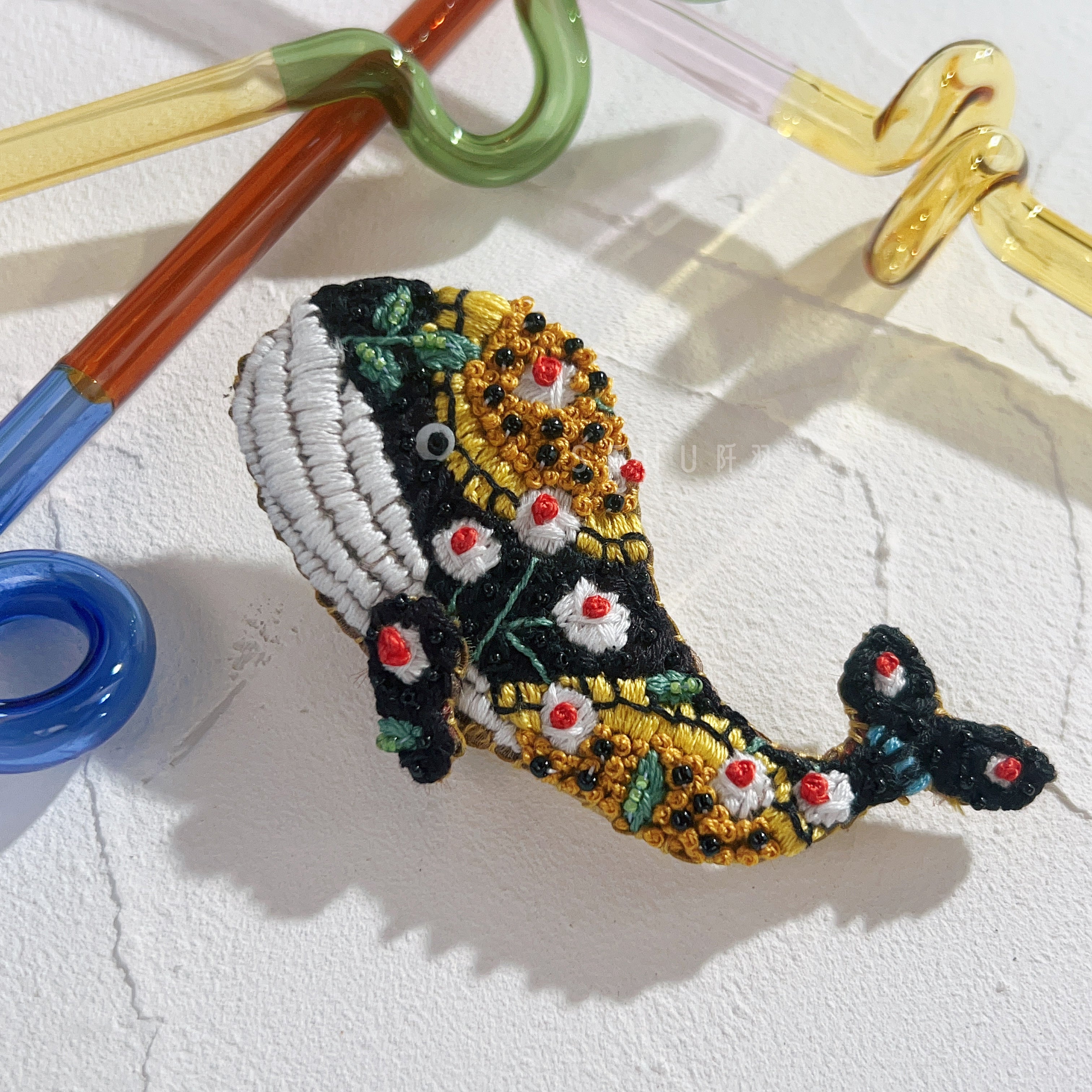 【日本設計師|日本手作飾物|刺繡|髮夾/胸針|兩用】 草間彌生風鯨魚兩用髮夾胸針 I