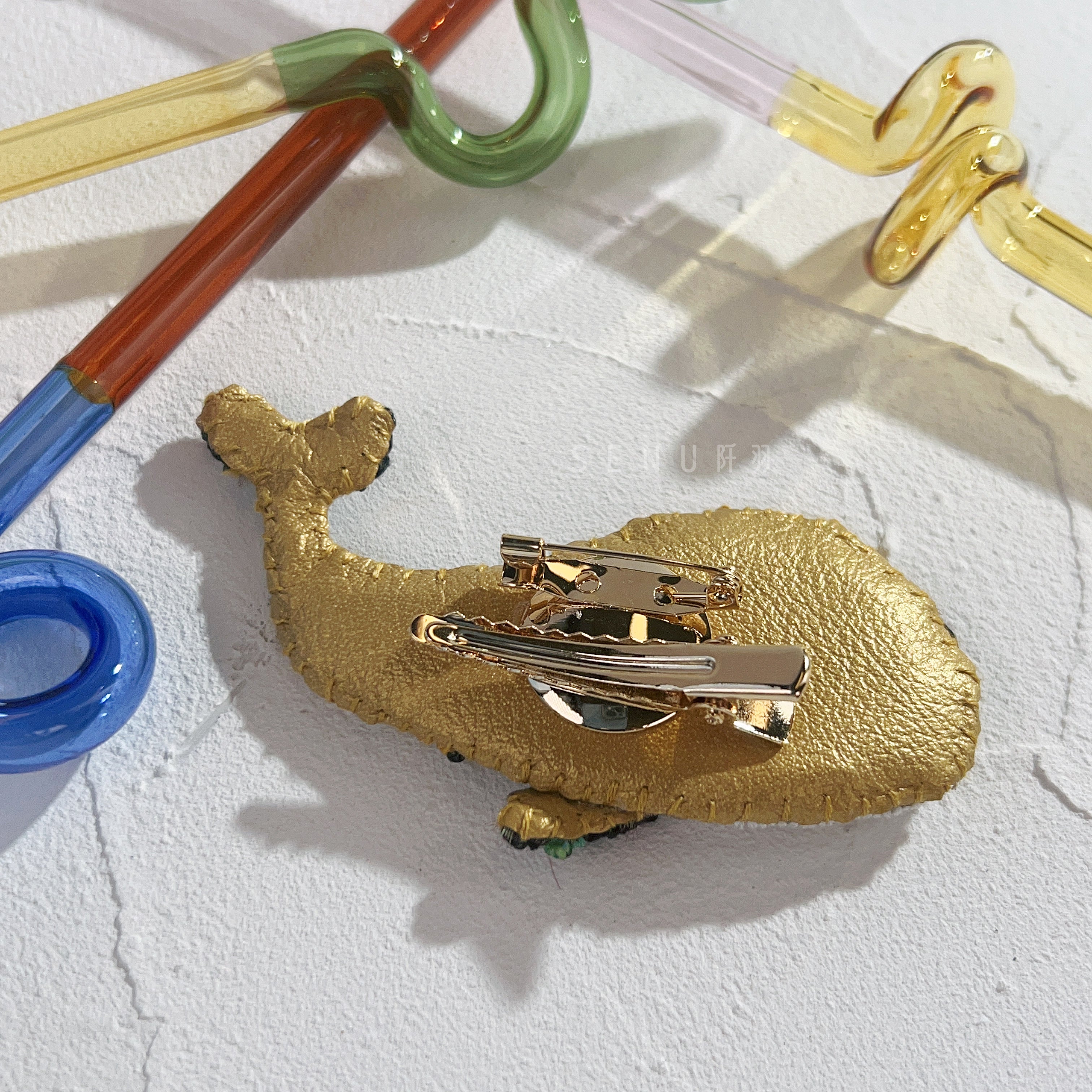 【日本設計師|日本手作飾物|刺繡|髮夾/胸針|兩用】 草間彌生風鯨魚兩用髮夾胸針 I