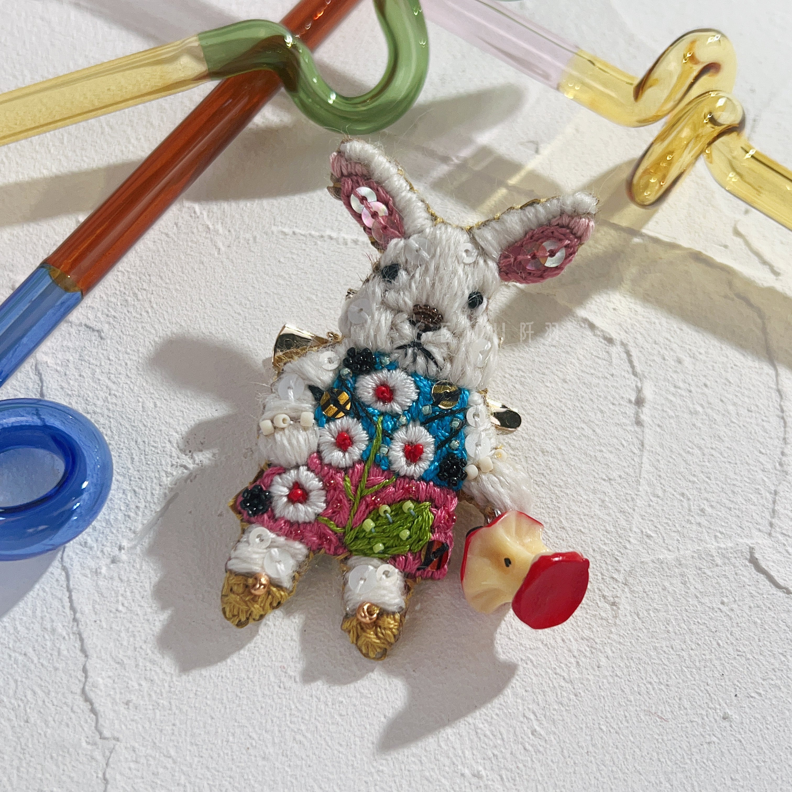 【日本設計師|日本手作飾物|刺繡|髮夾/胸針|兩用】 草間彌生風蘋果兔兩用髮夾胸針 II