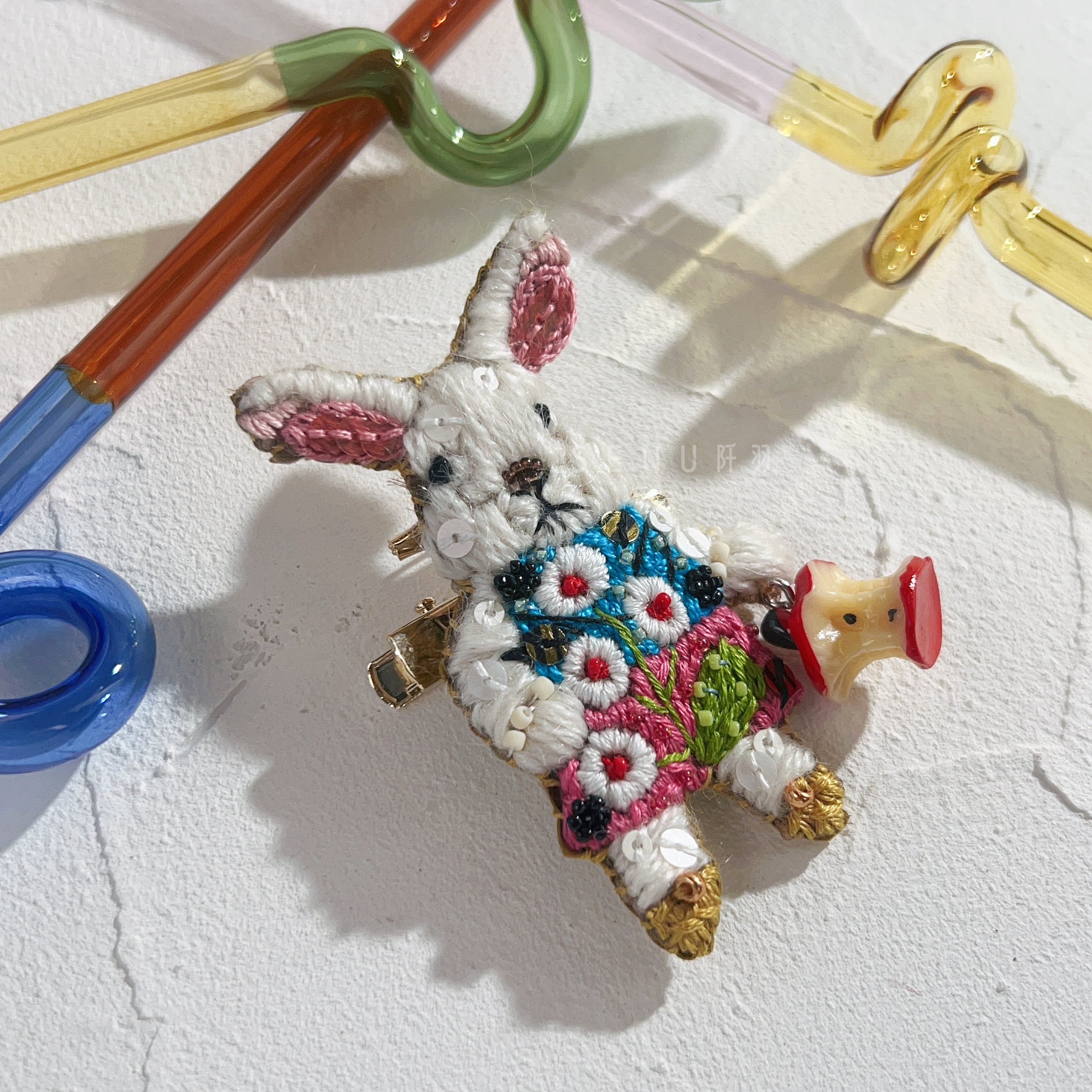 【日本設計師|日本手作飾物|刺繡|髮夾/胸針|兩用】 草間彌生風蘋果兔兩用髮夾胸針 II