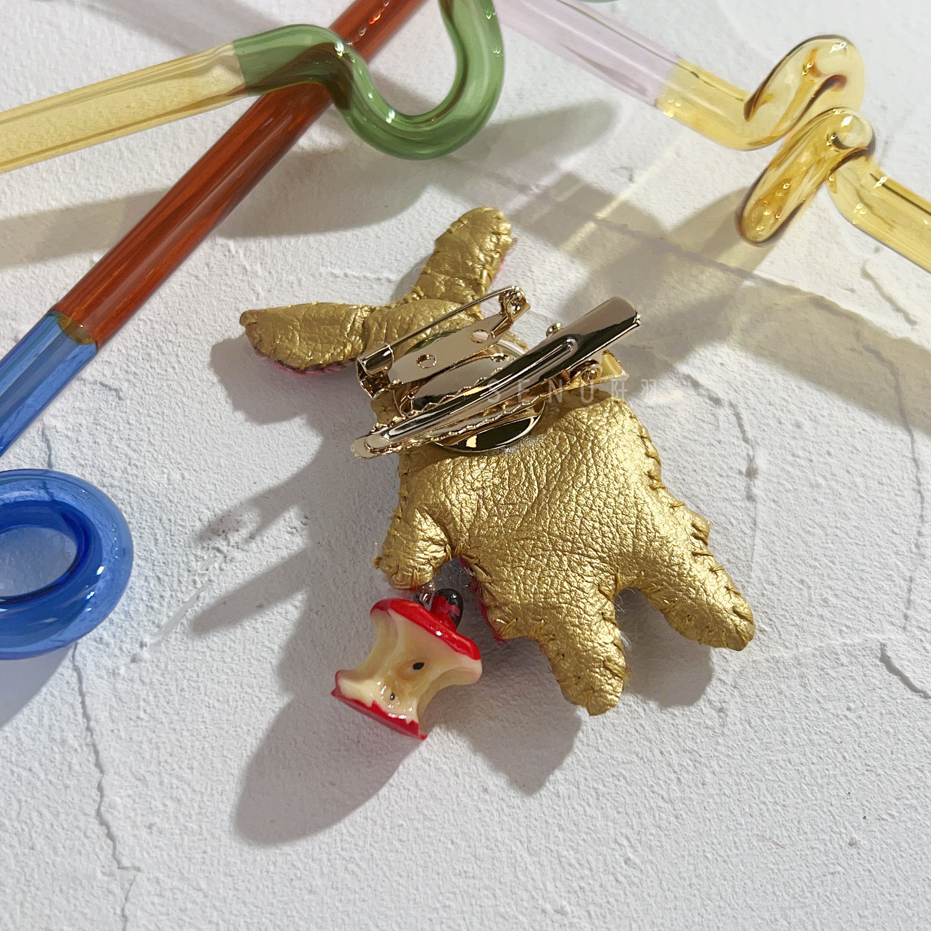 【日本設計師|日本手作飾物|刺繡|髮夾/胸針|兩用】 草間彌生風蘋果兔兩用髮夾胸針 II