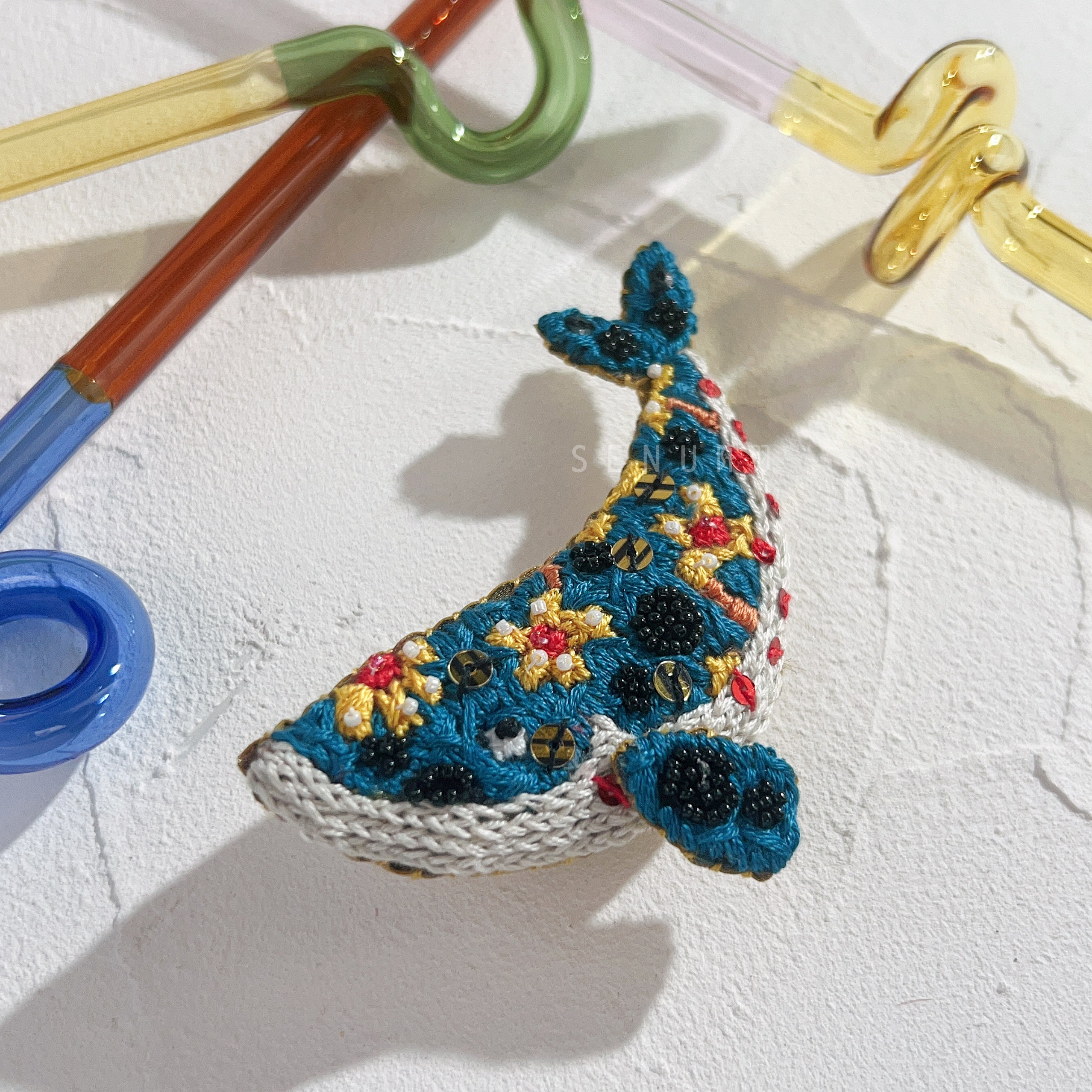 【日本設計師|日本手作飾物|刺繡|髮夾/胸針|兩用】 草間彌生風鯨魚兩用髮夾胸針 IV