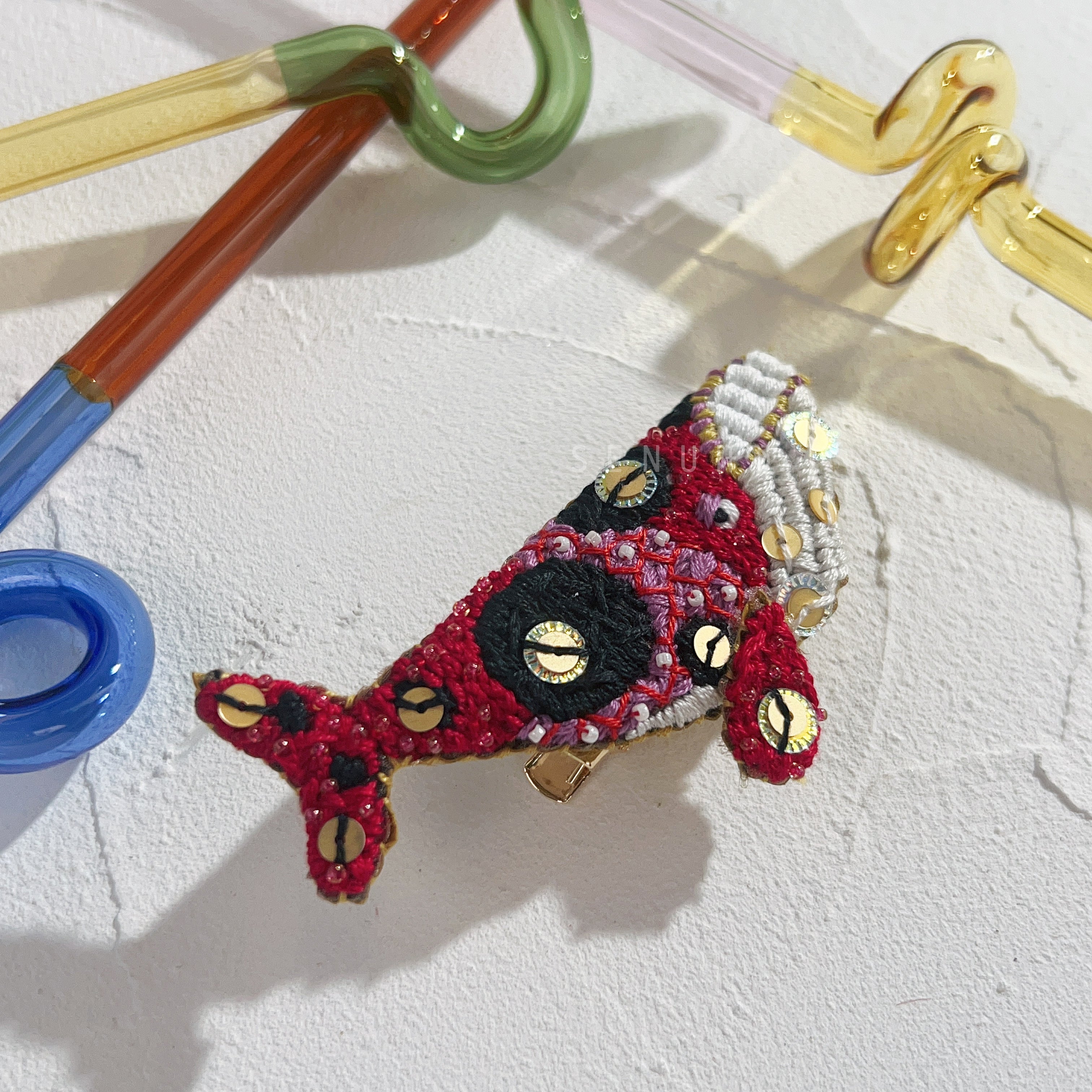 【日本設計師|日本手作飾物|刺繡|髮夾/胸針|兩用】 草間彌生風鯨魚兩用髮夾胸針 III