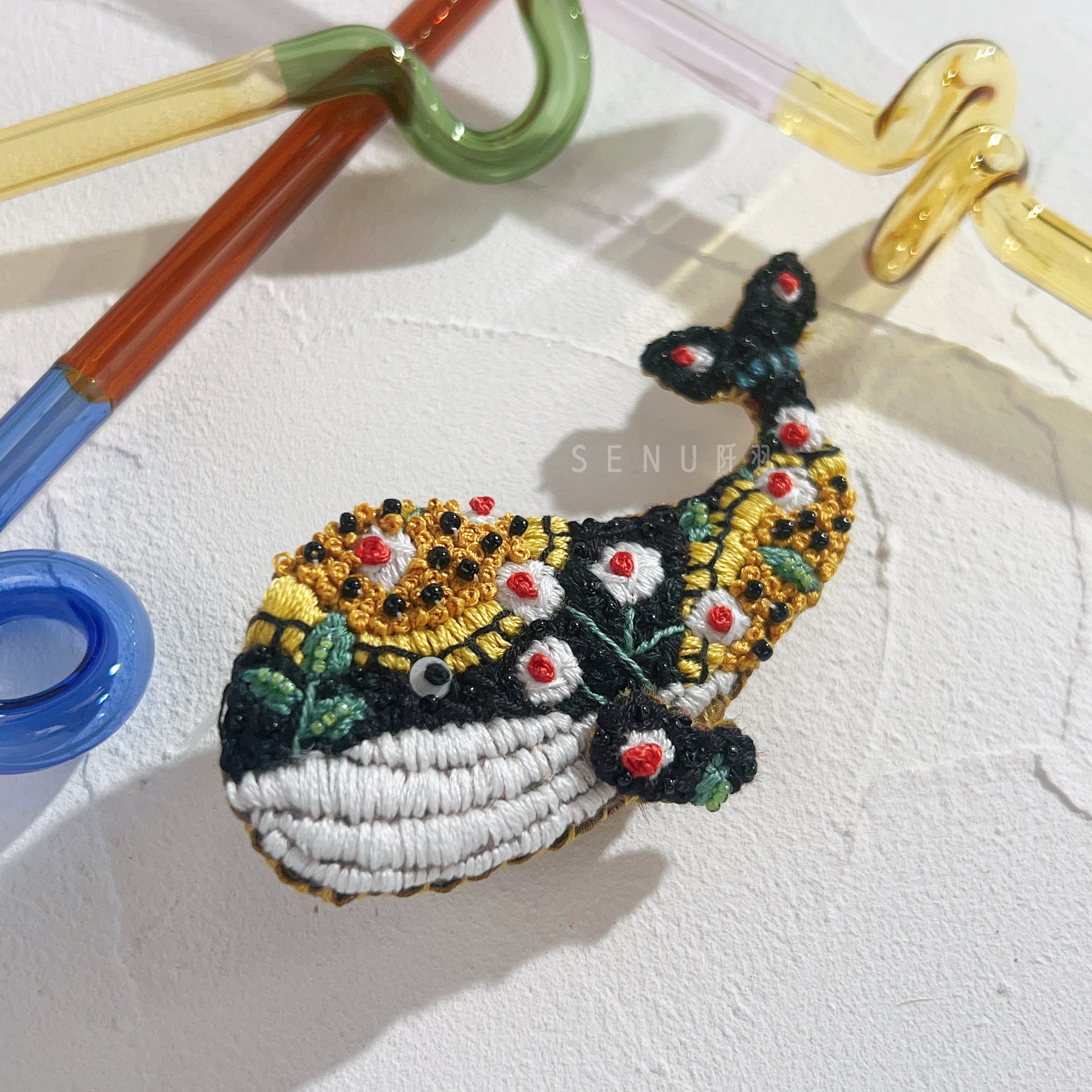 【日本設計師|日本手作飾物|刺繡|髮夾/胸針|兩用】 草間彌生風鯨魚兩用髮夾胸針 I