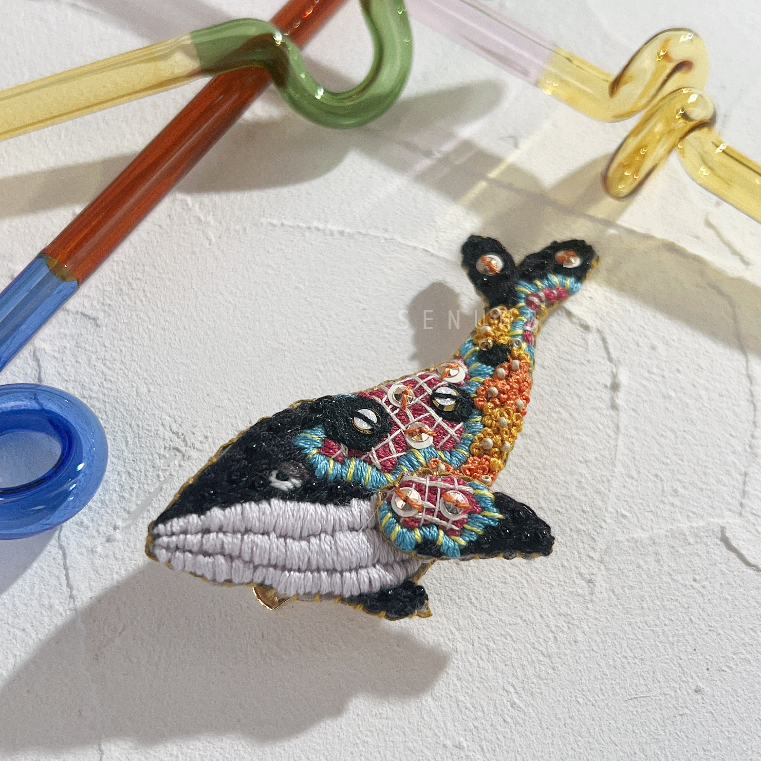 【日本設計師|日本手作飾物|刺繡|髮夾/胸針|兩用】 草間彌生風鯨魚兩用髮夾胸針 II