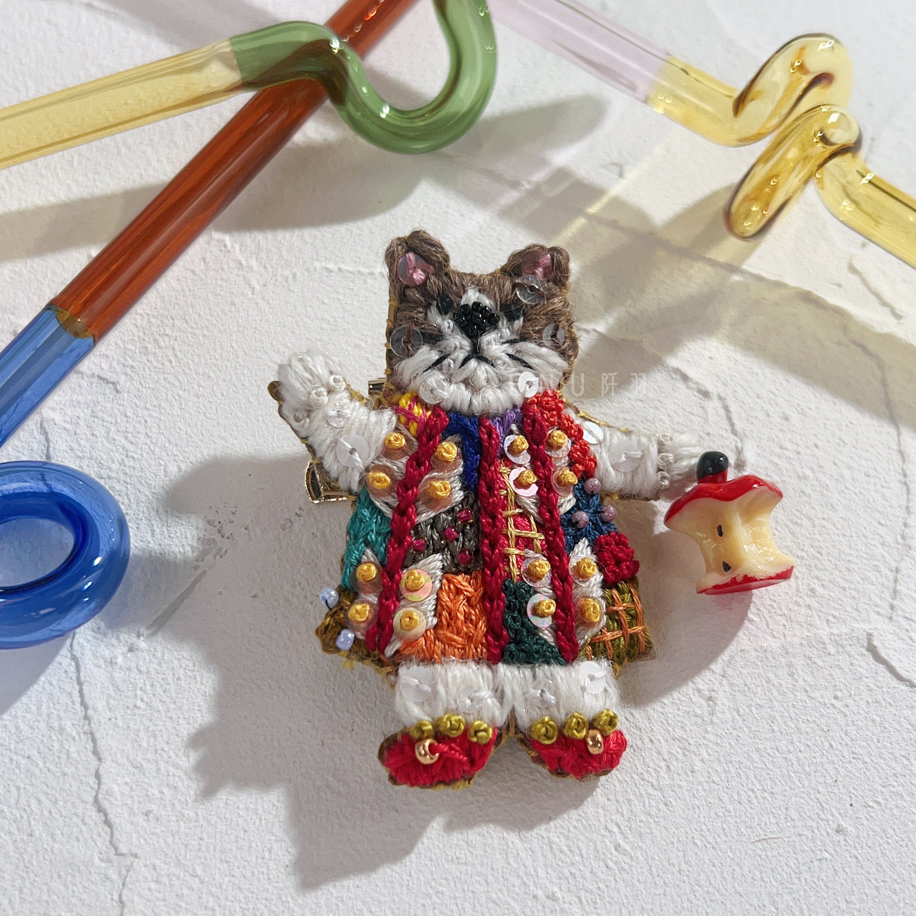 【日本設計師|日本手作飾物|刺繡|髮夾/胸針|兩用】 草間彌生風蘋果貓兩用髮夾胸針 II