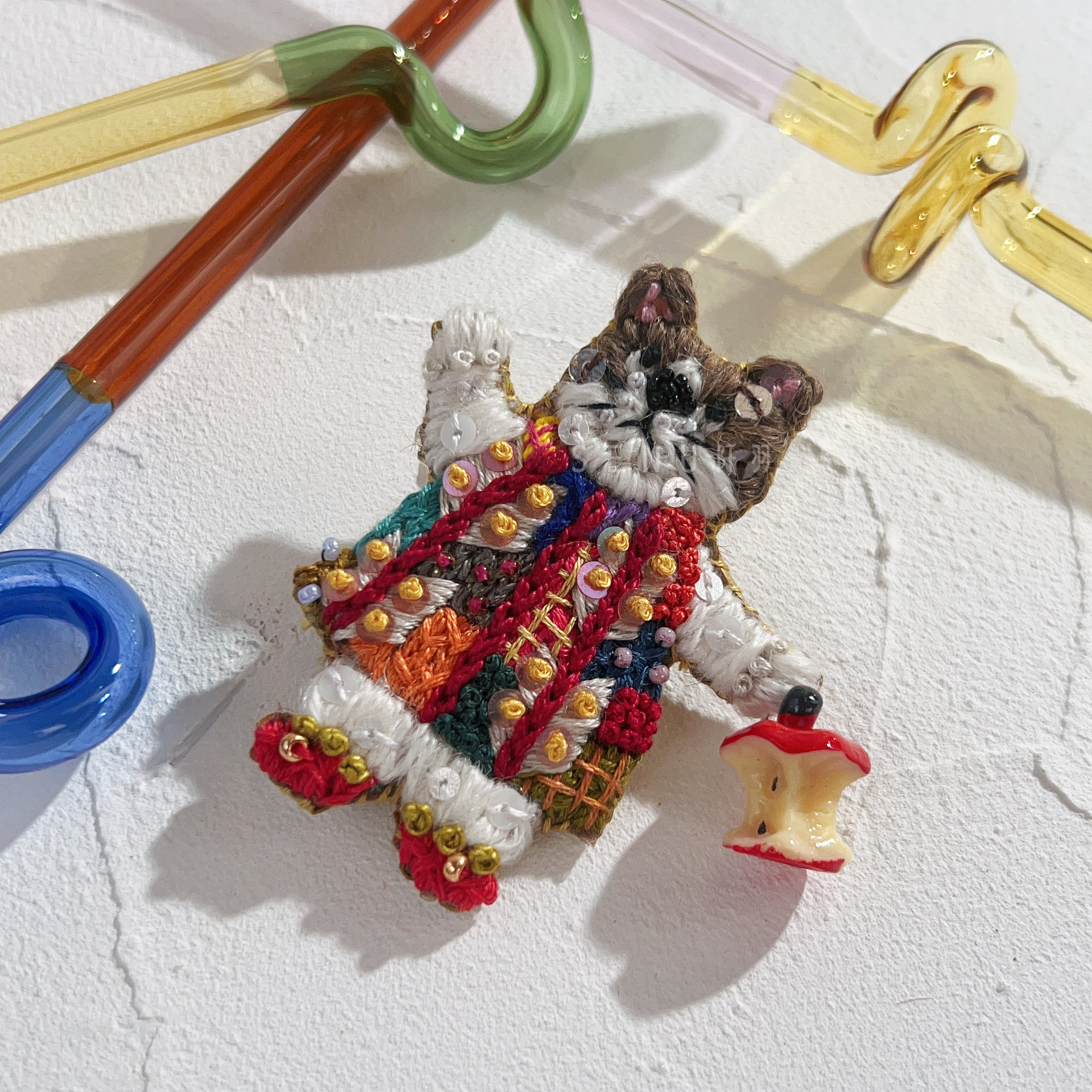 【日本設計師|日本手作飾物|刺繡|髮夾/胸針|兩用】 草間彌生風蘋果貓兩用髮夾胸針 II