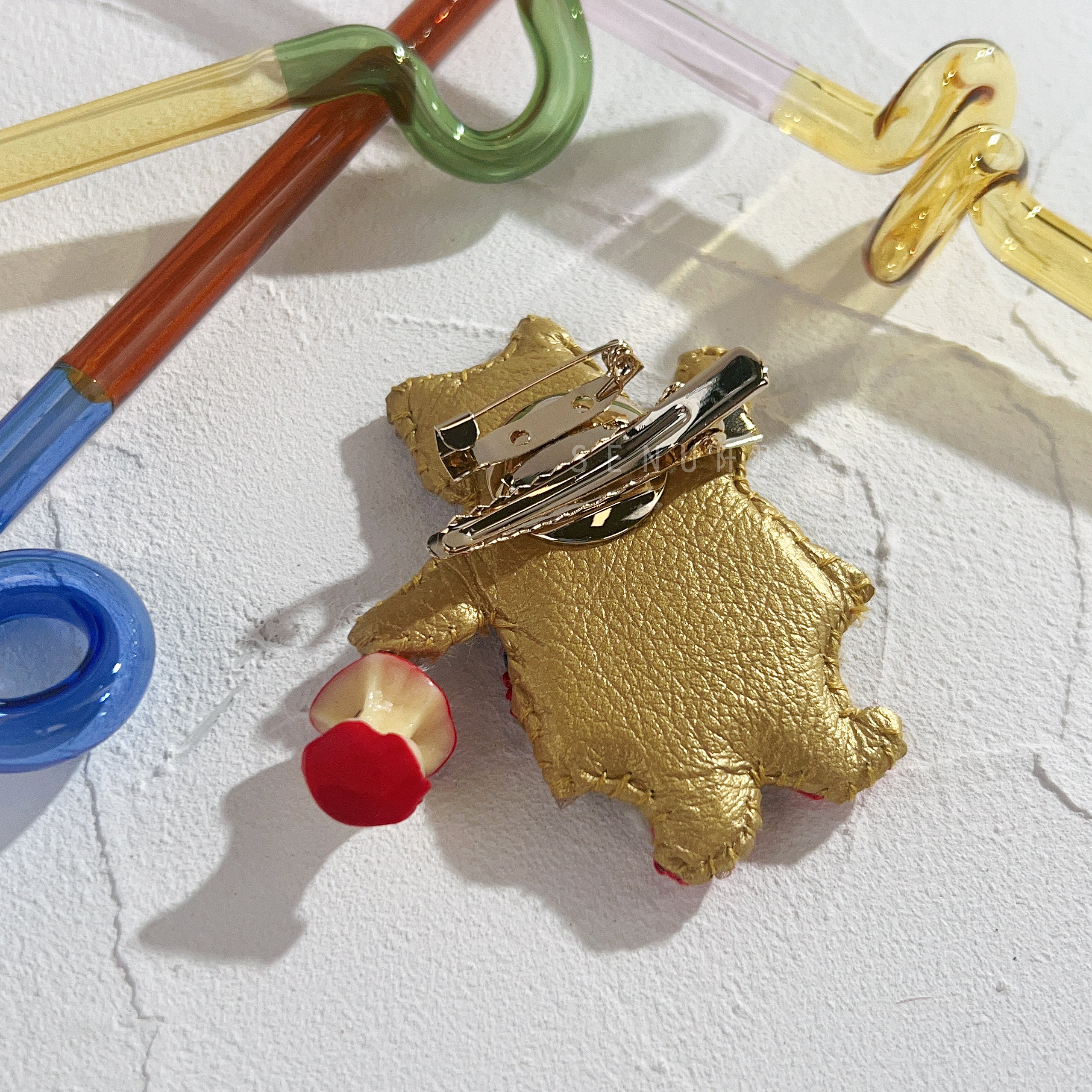 【日本設計師|日本手作飾物|刺繡|髮夾/胸針|兩用】 草間彌生風蘋果貓兩用髮夾胸針 II