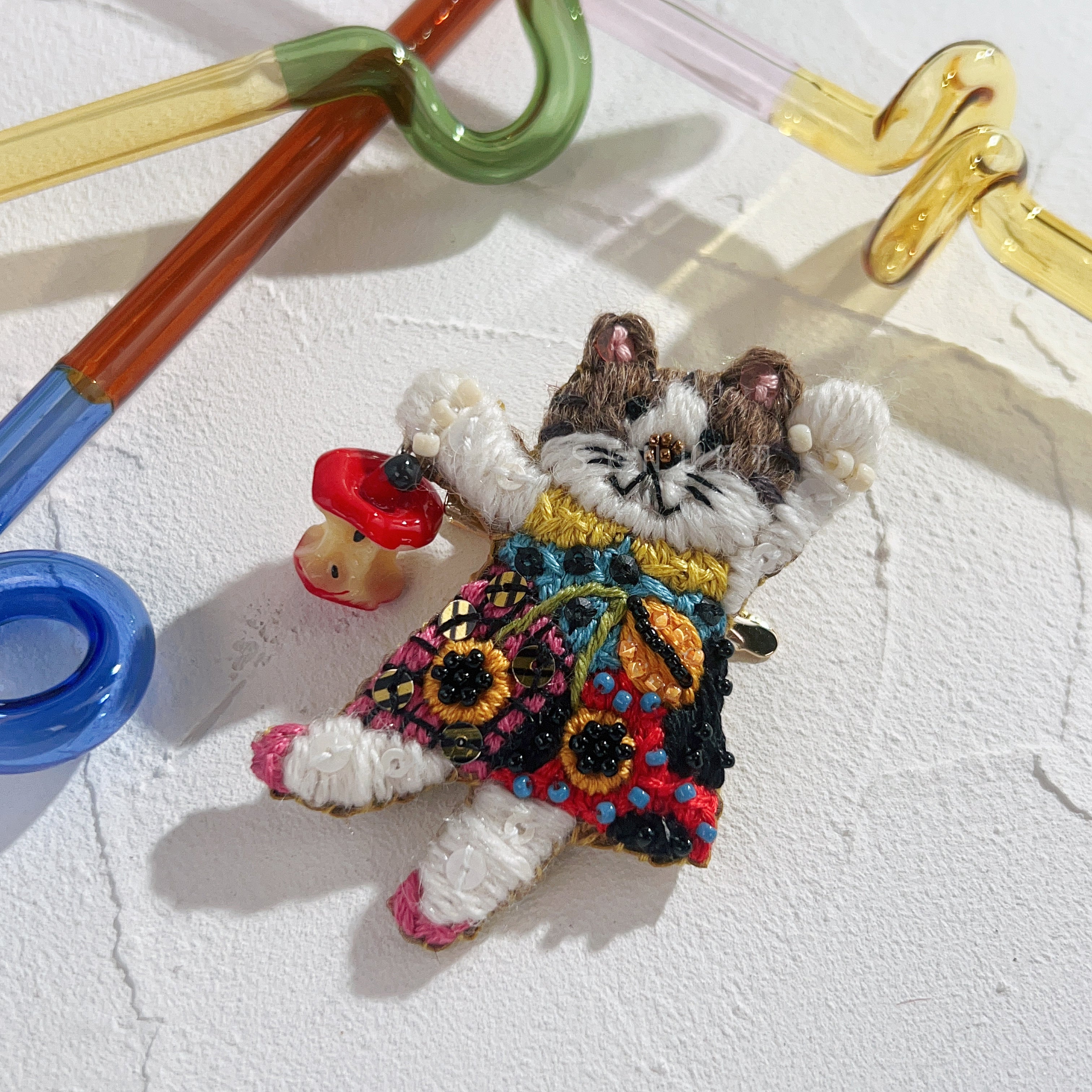 【日本設計師|日本手作飾物|刺繡|髮夾/胸針|兩用】 草間彌生風蘋果貓兩用髮夾胸針 II