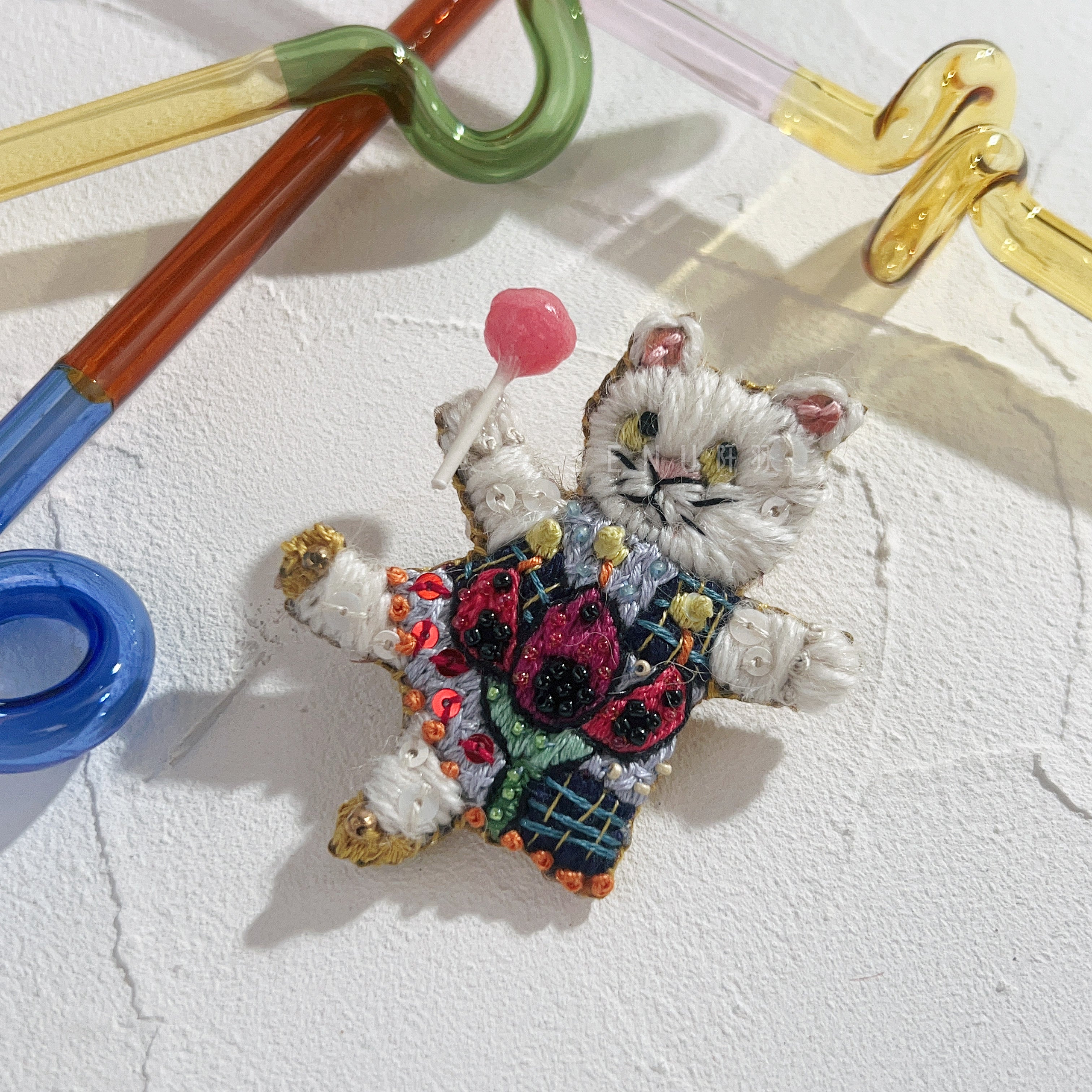 【日本設計師|日本手作飾物|刺繡|髮夾/胸針|兩用】 草間彌生風白貓兩用髮夾胸針