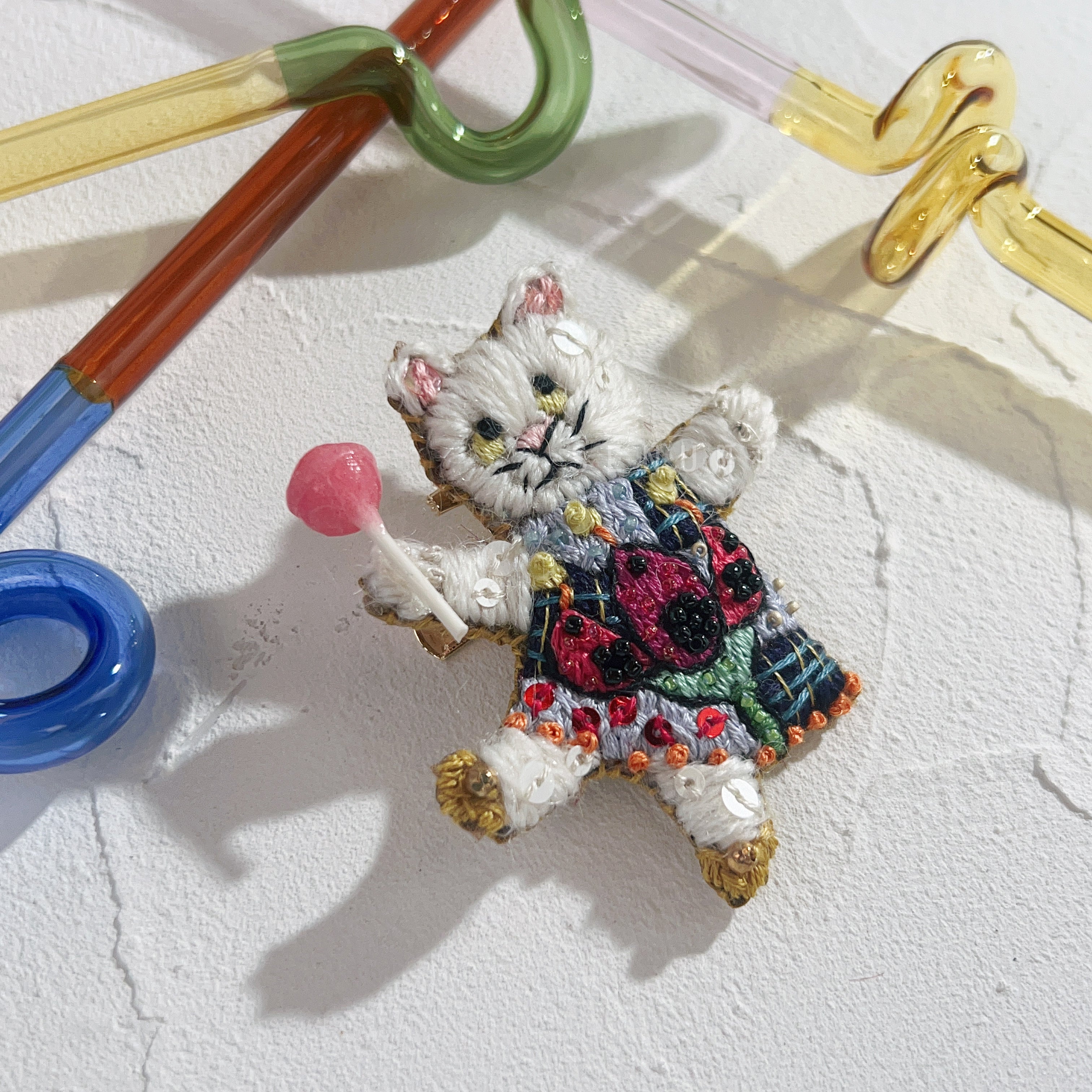 【日本設計師|日本手作飾物|刺繡|髮夾/胸針|兩用】 草間彌生風白貓兩用髮夾胸針