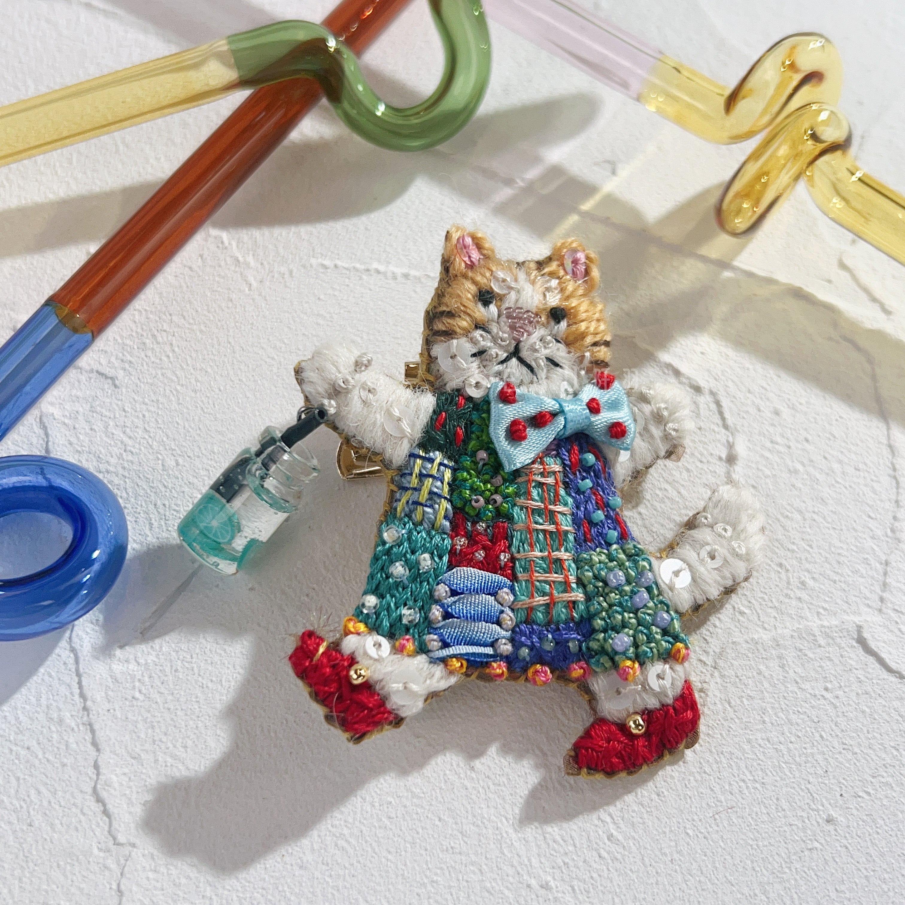 【日本設計師|日本手作飾物|刺繡|髮夾/胸針|兩用】 草間彌生風飲料貓兩用髮夾胸針 II