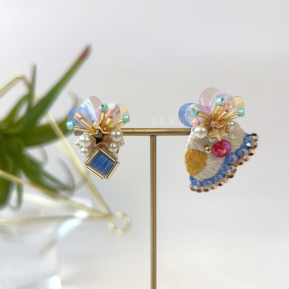 【日本手藝師|日本手作飾物|刺繡|耳飾|耳環】 鸚鵡頭像釘珠刺繡耳環