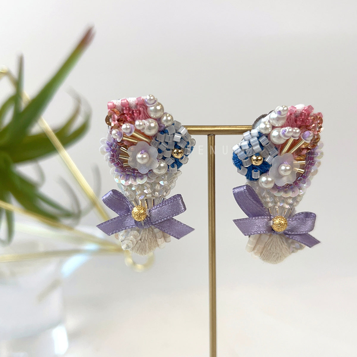 【日本手藝師|日本手作飾物|刺繡|耳飾|耳環】 花束蝴蝶結釘珠刺繡耳環