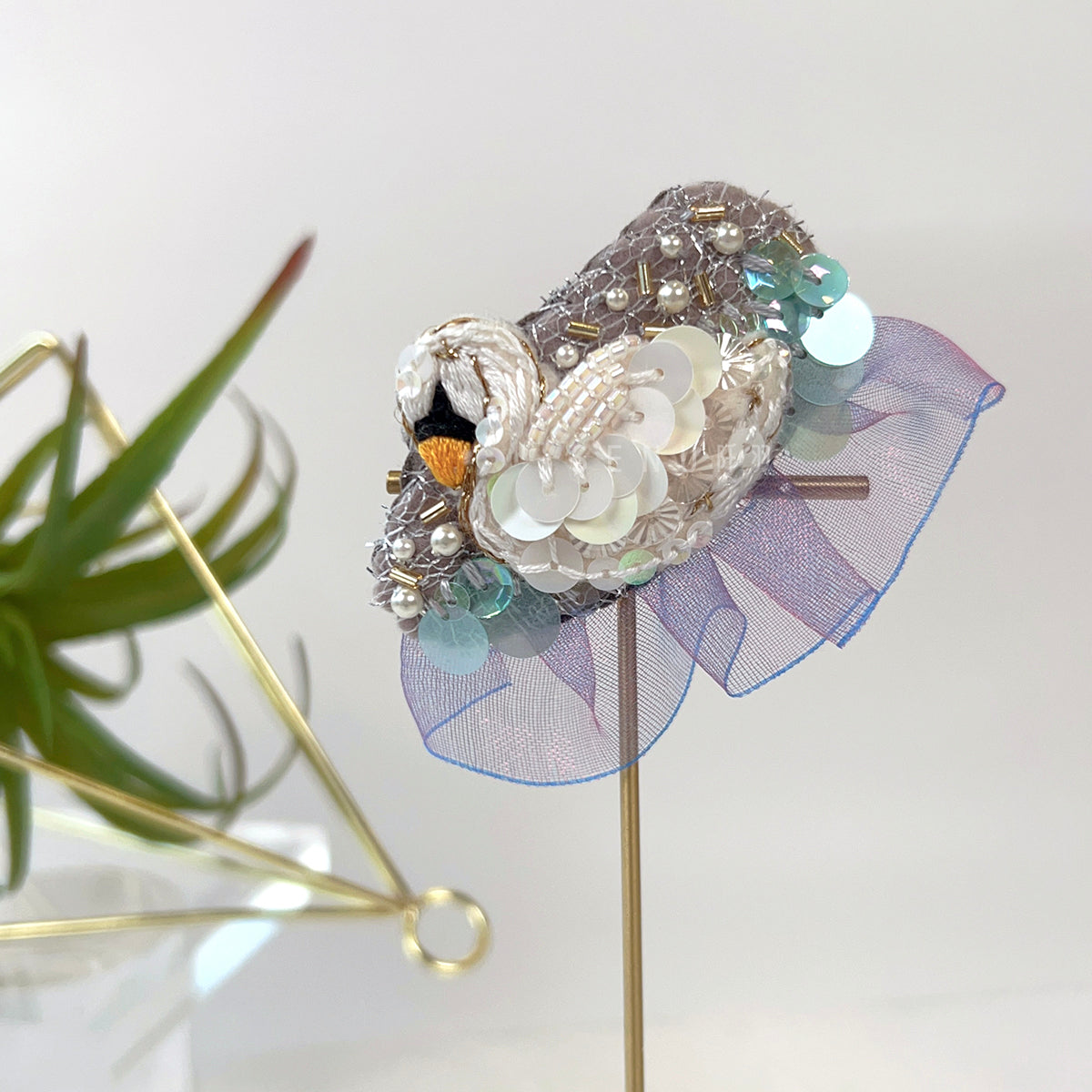 【日本手藝師|日本手作飾物|刺繡|頭飾/髮飾|髮夾】 天鵝星星釘珠刺繡髮夾