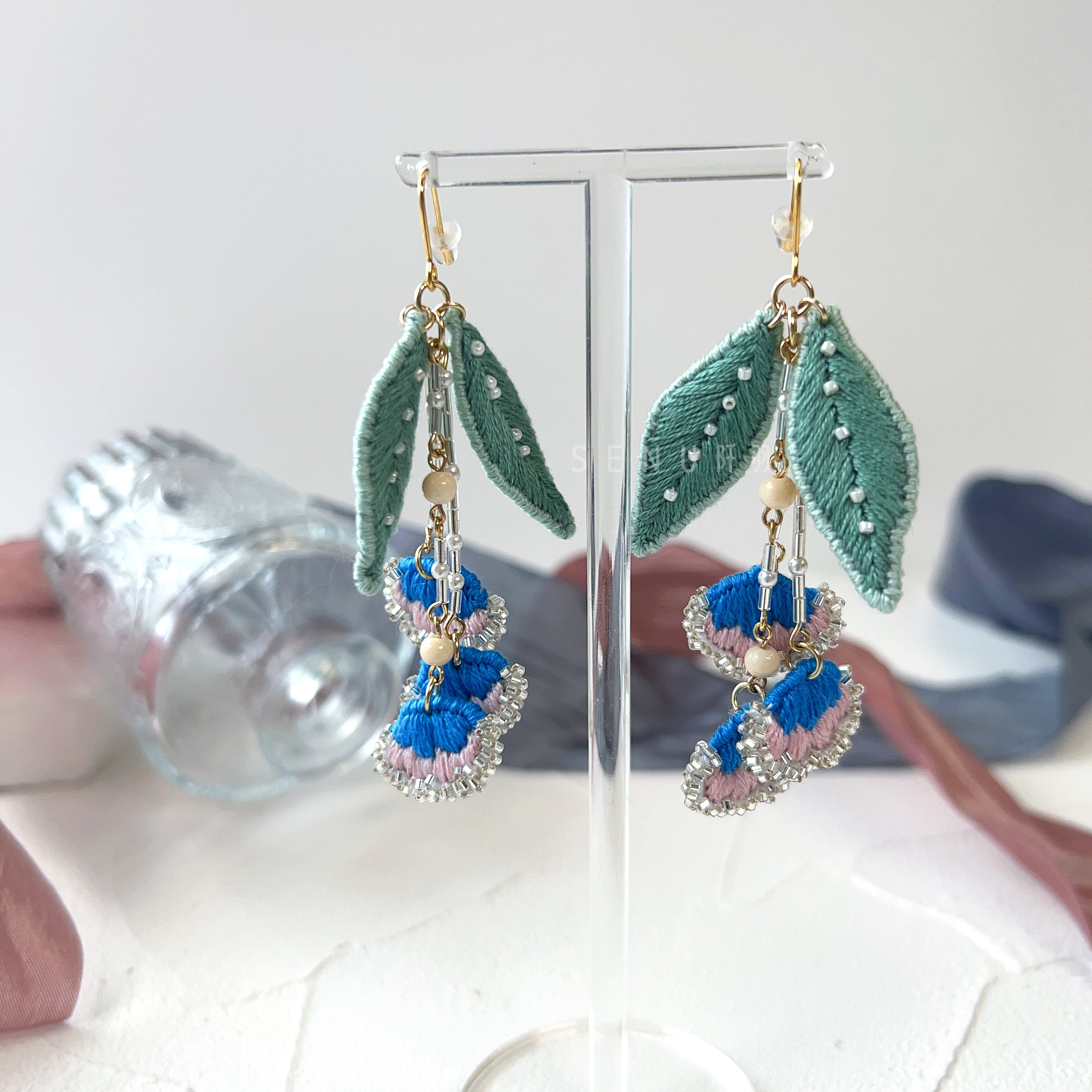 【日本設計師|日本手作飾物|刺繡|耳飾|耳環】 垂吊花朵刺繡釘珠耳環