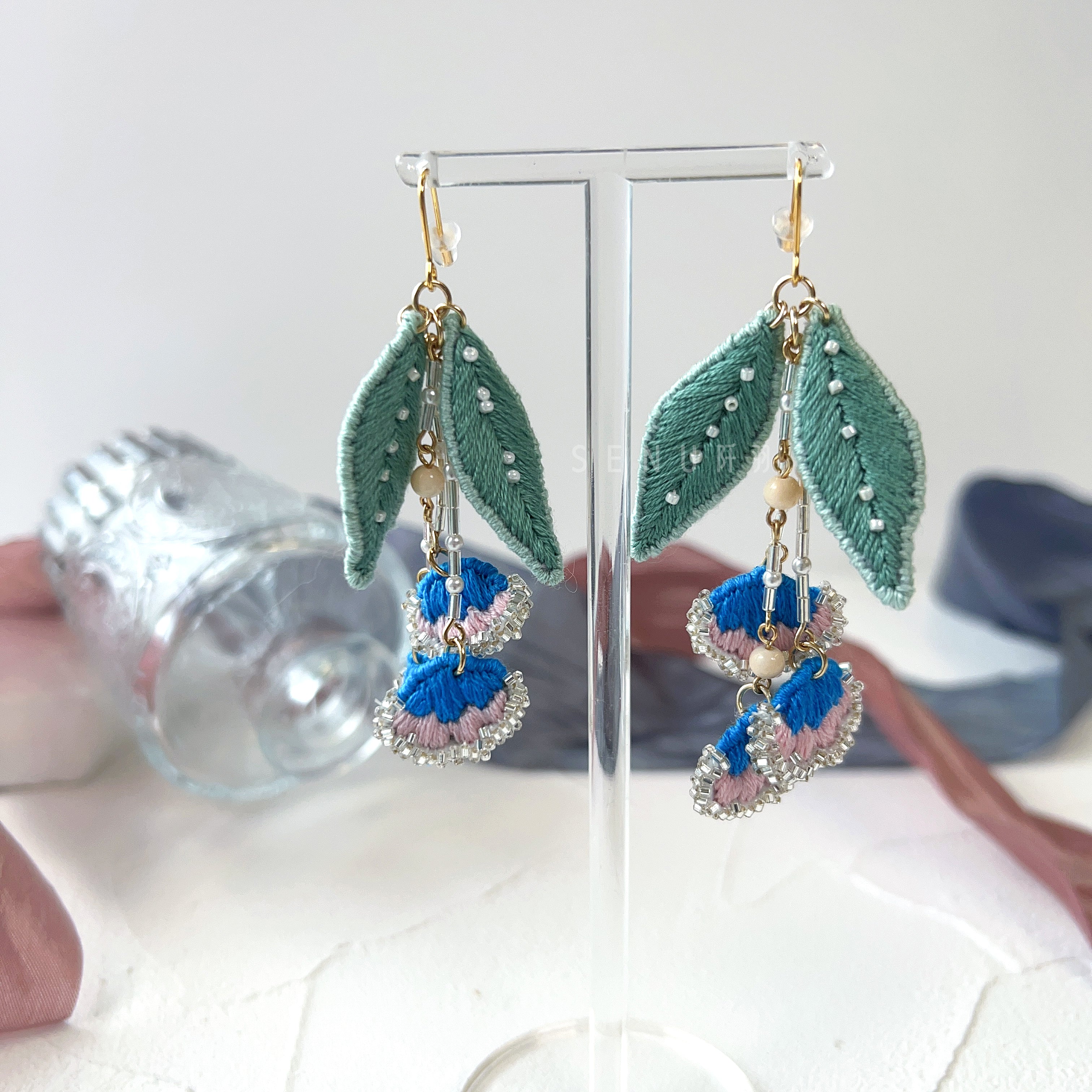 【日本設計師|日本手作飾物|刺繡|耳飾|耳環】 垂吊花朵刺繡釘珠耳環