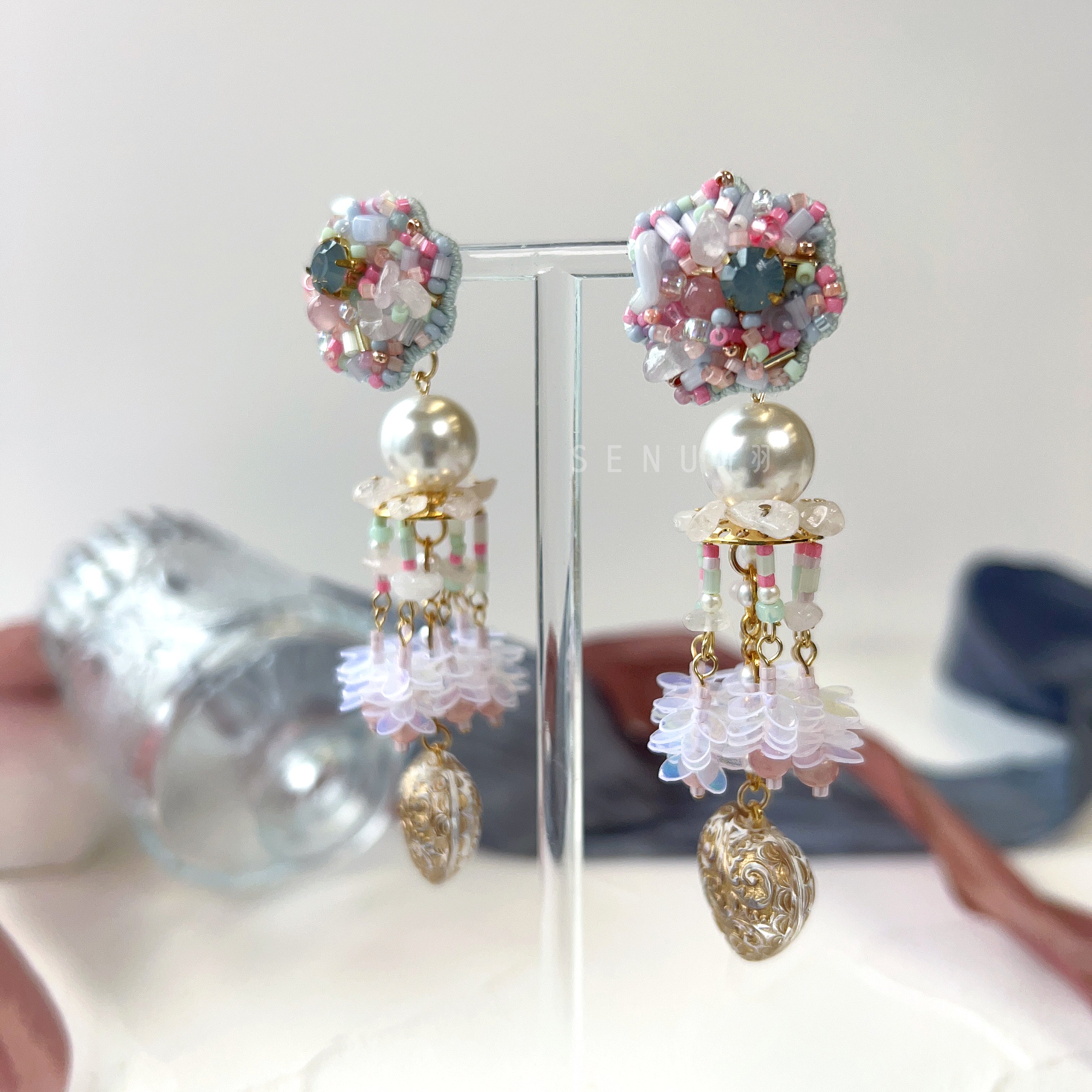 【日本設計師|日本手作飾物|刺繡|耳飾|耳環】 吊金紋心珠片串珠耳環
