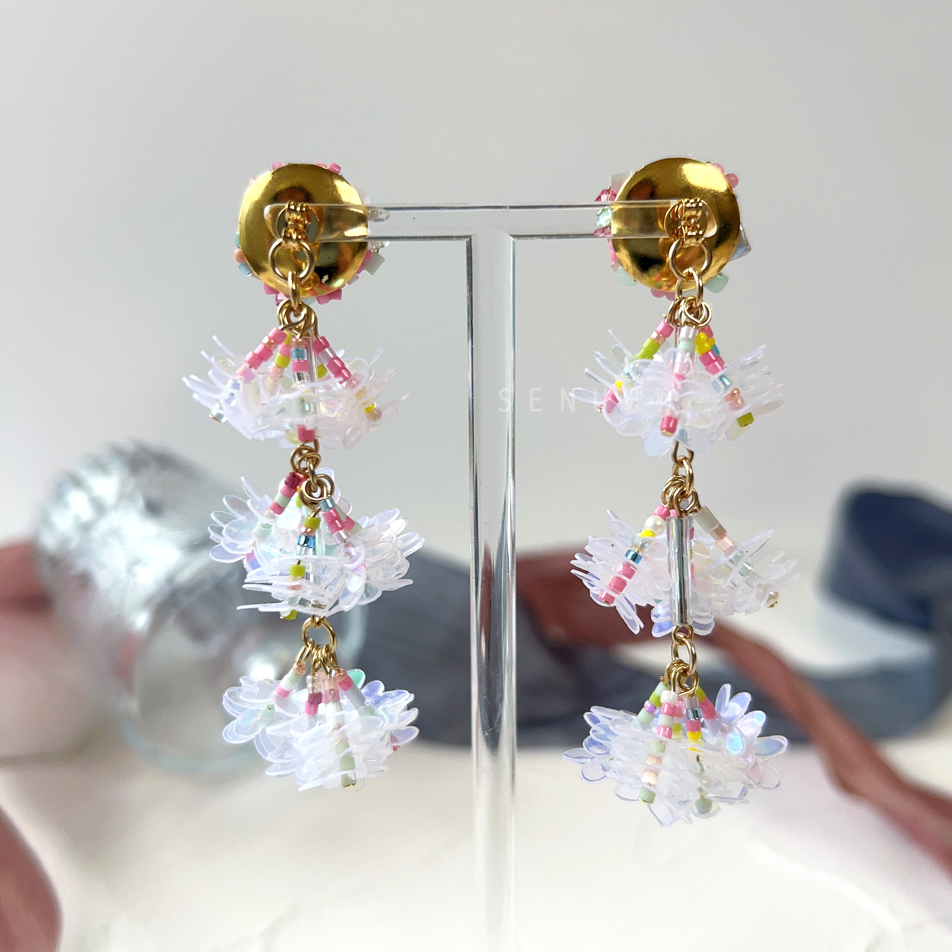 【日本設計師|日本手作飾物|刺繡|耳飾|耳環】 珠片花卉串彩珠耳環
