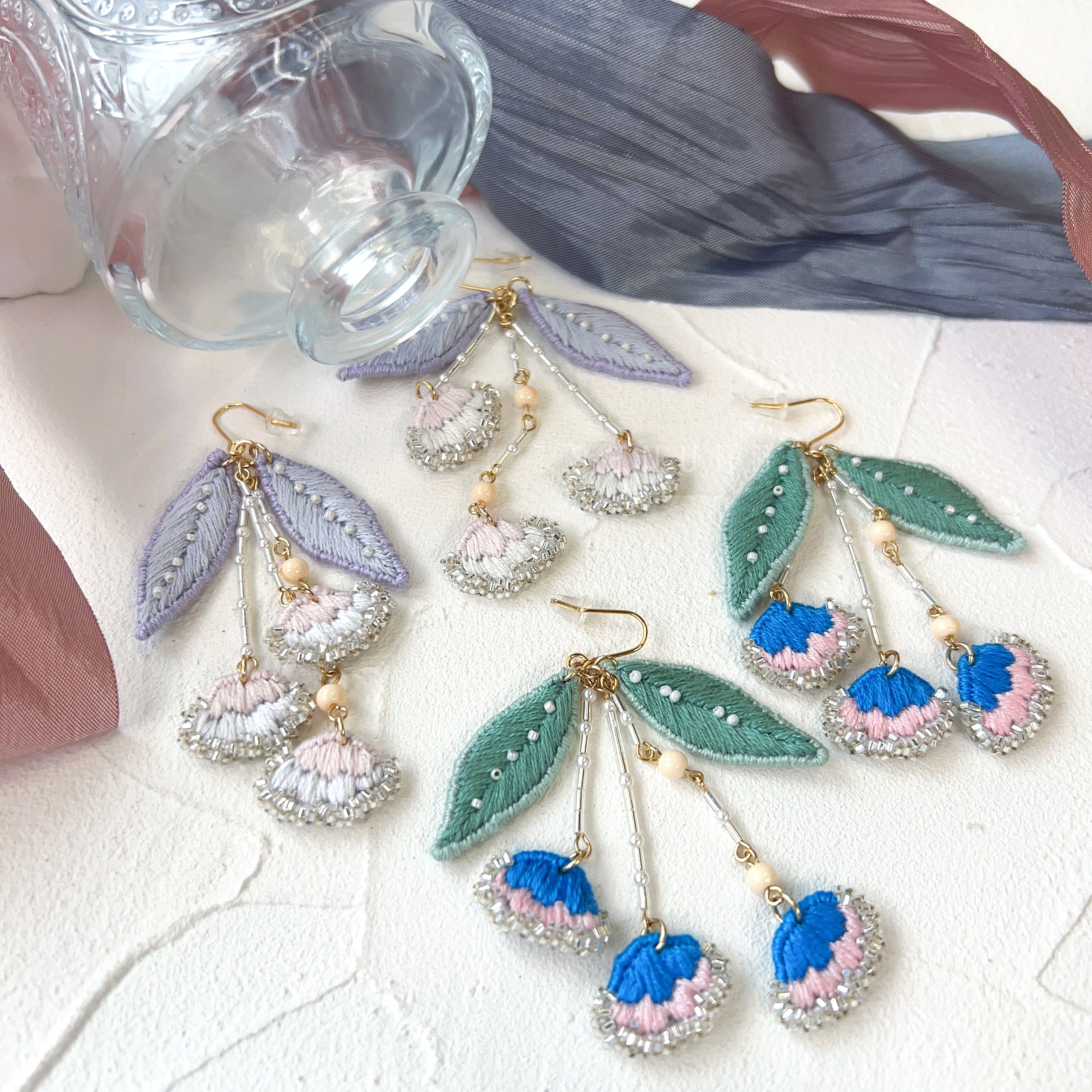 【日本設計師|日本手作飾物|刺繡|耳飾|耳環】 垂吊花朵刺繡釘珠耳環