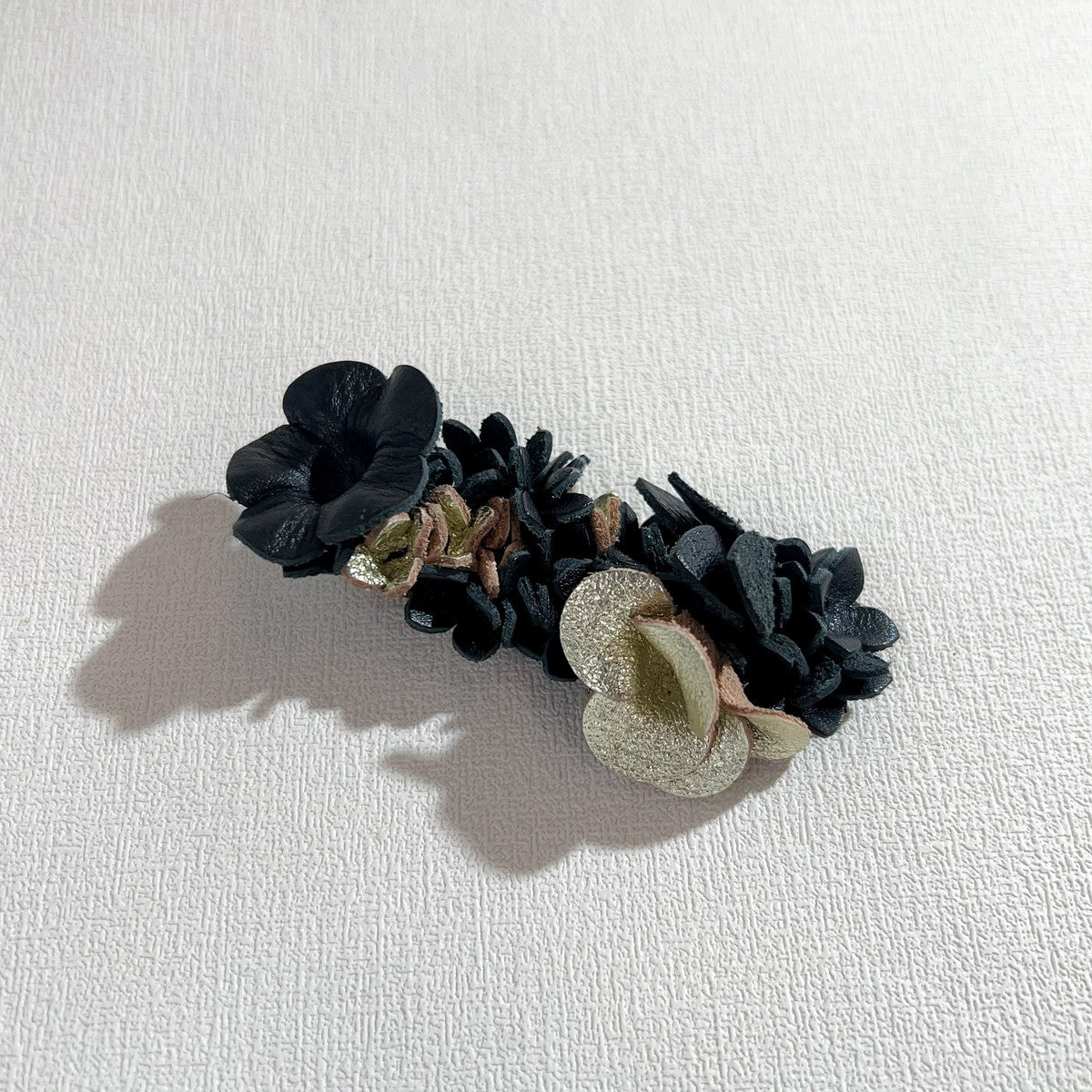 【日本設計師|日本手作飾物|皮藝|頭飾/髮飾|髮夾】 皮革小花束髮夾