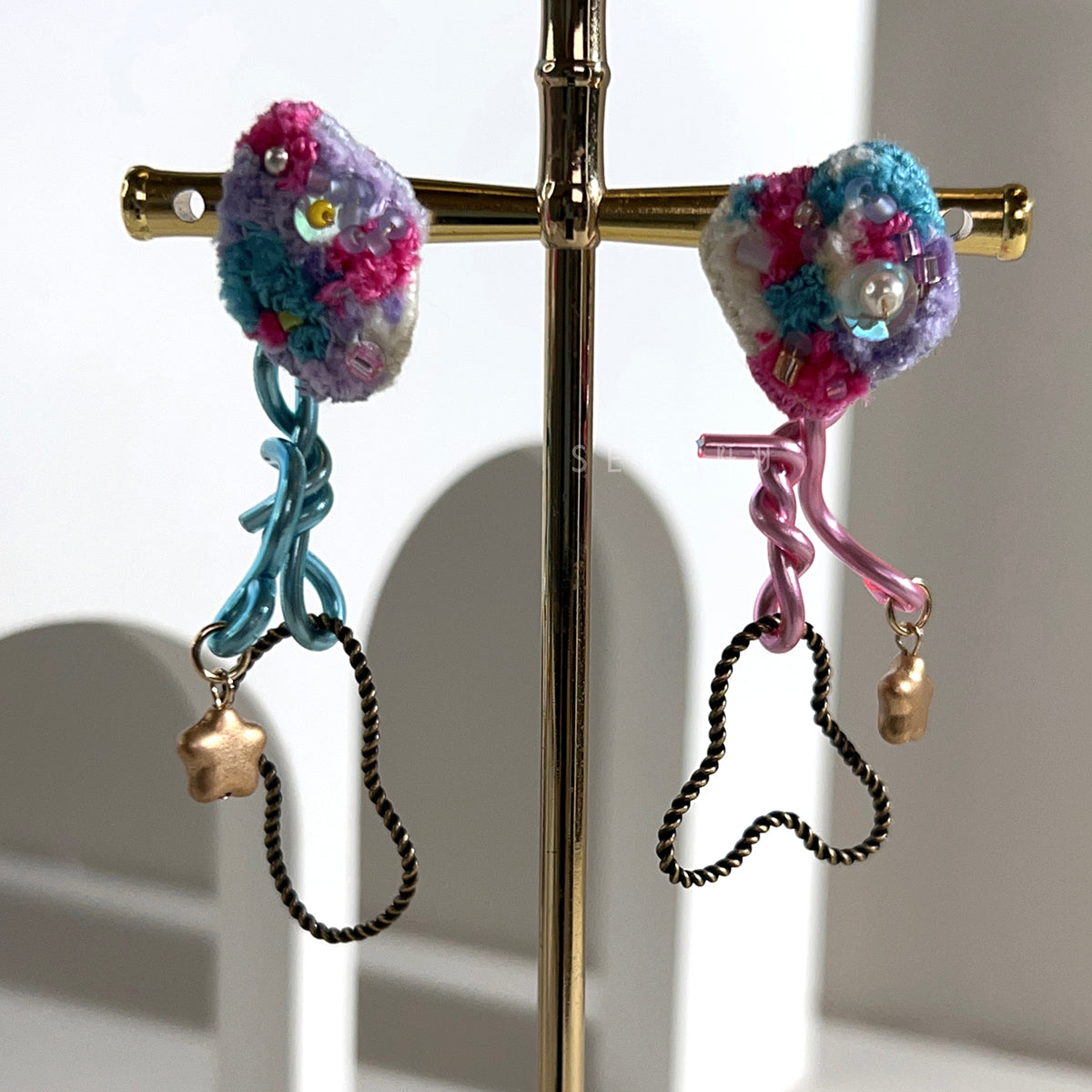 【日本設計師|日本手作飾物|刺繡|耳飾|耳環】 混色繞線吊幾何環珠繡耳環