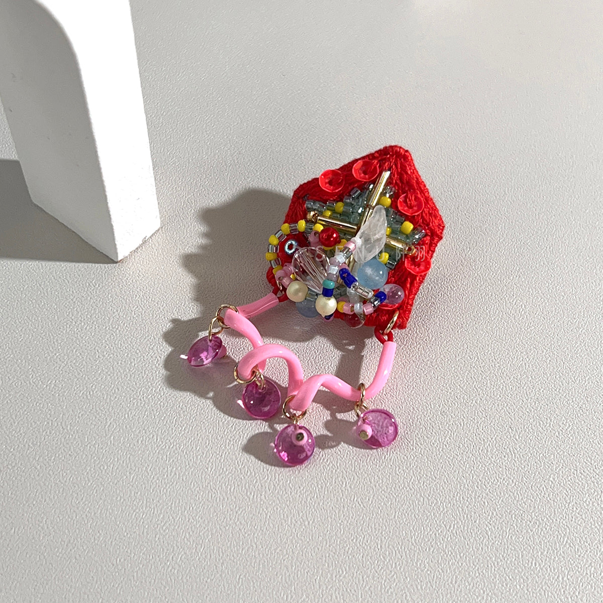 【日本設計師|日本手作飾物|刺繡|胸針/扣針】 五角形吊扭條珠繡胸針