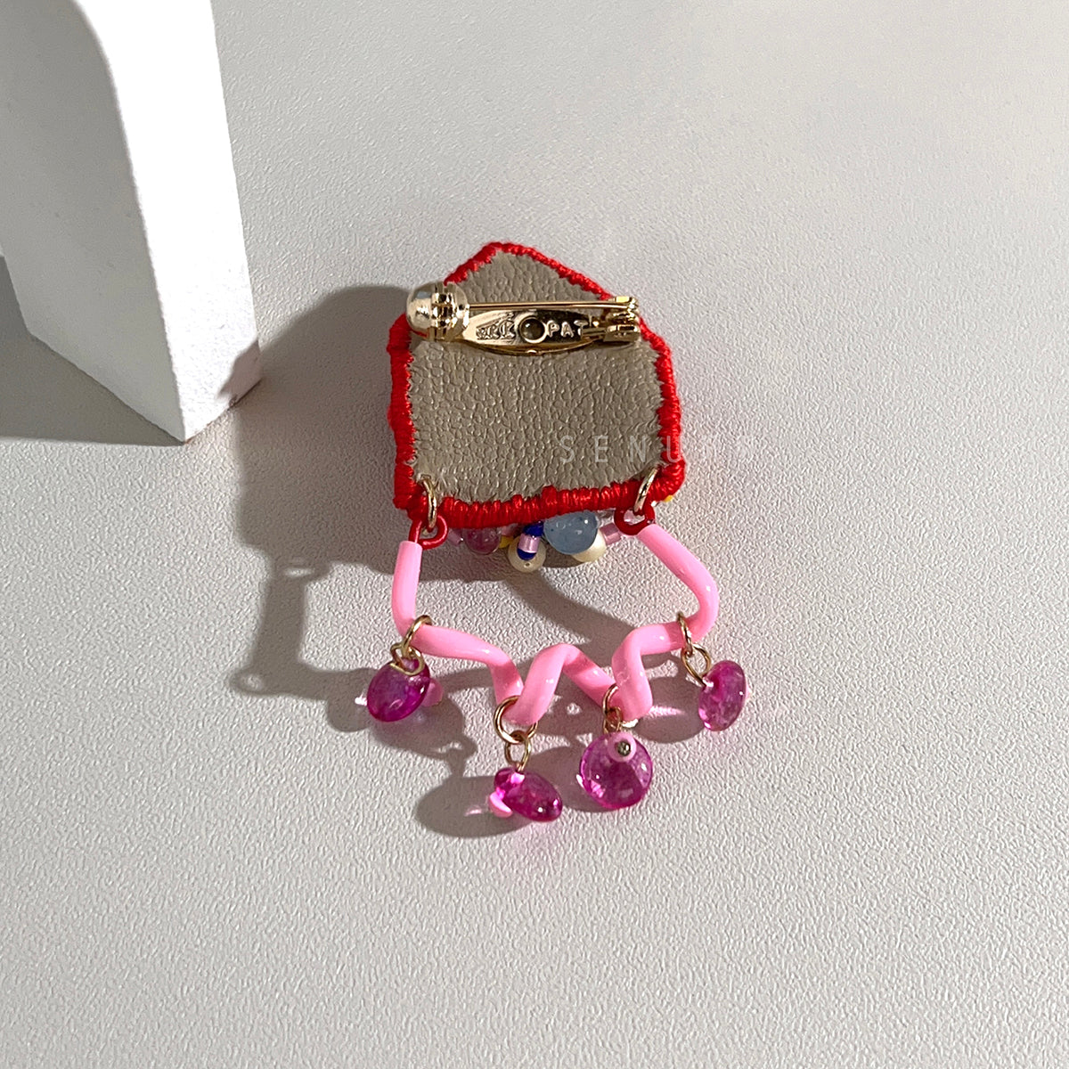 【日本設計師|日本手作飾物|刺繡|胸針/扣針】 五角形吊扭條珠繡胸針