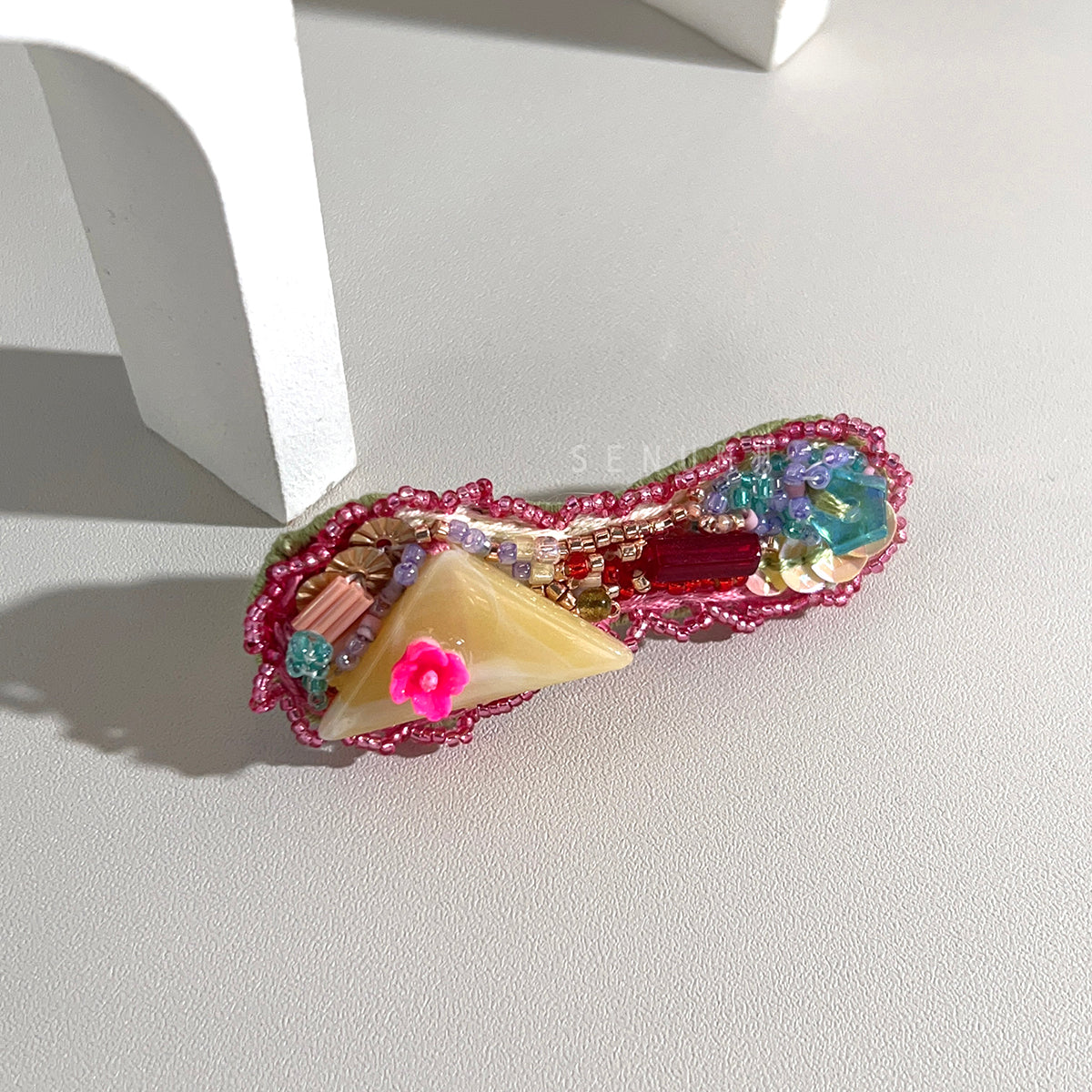 【日本設計師|日本手作飾物|刺繡|頭飾/髮飾|髮夾】 花生形波浪邊珠繡髮夾