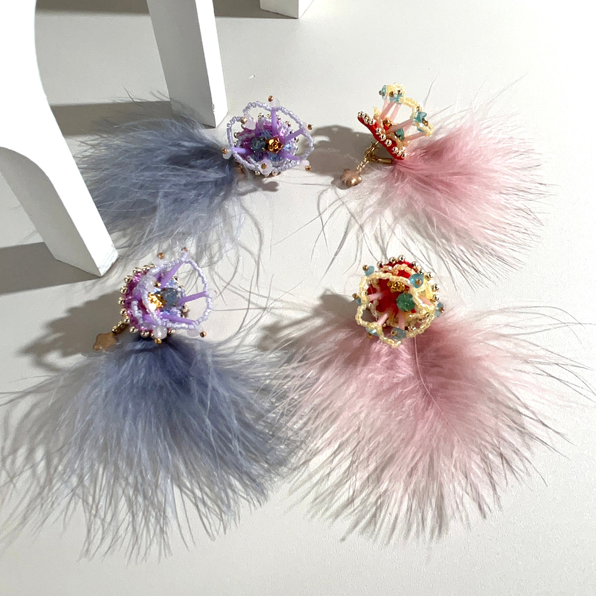 【日本設計師|日本手作飾物|刺繡|耳飾|耳環】 立體花吊星羽毛珠繡耳環