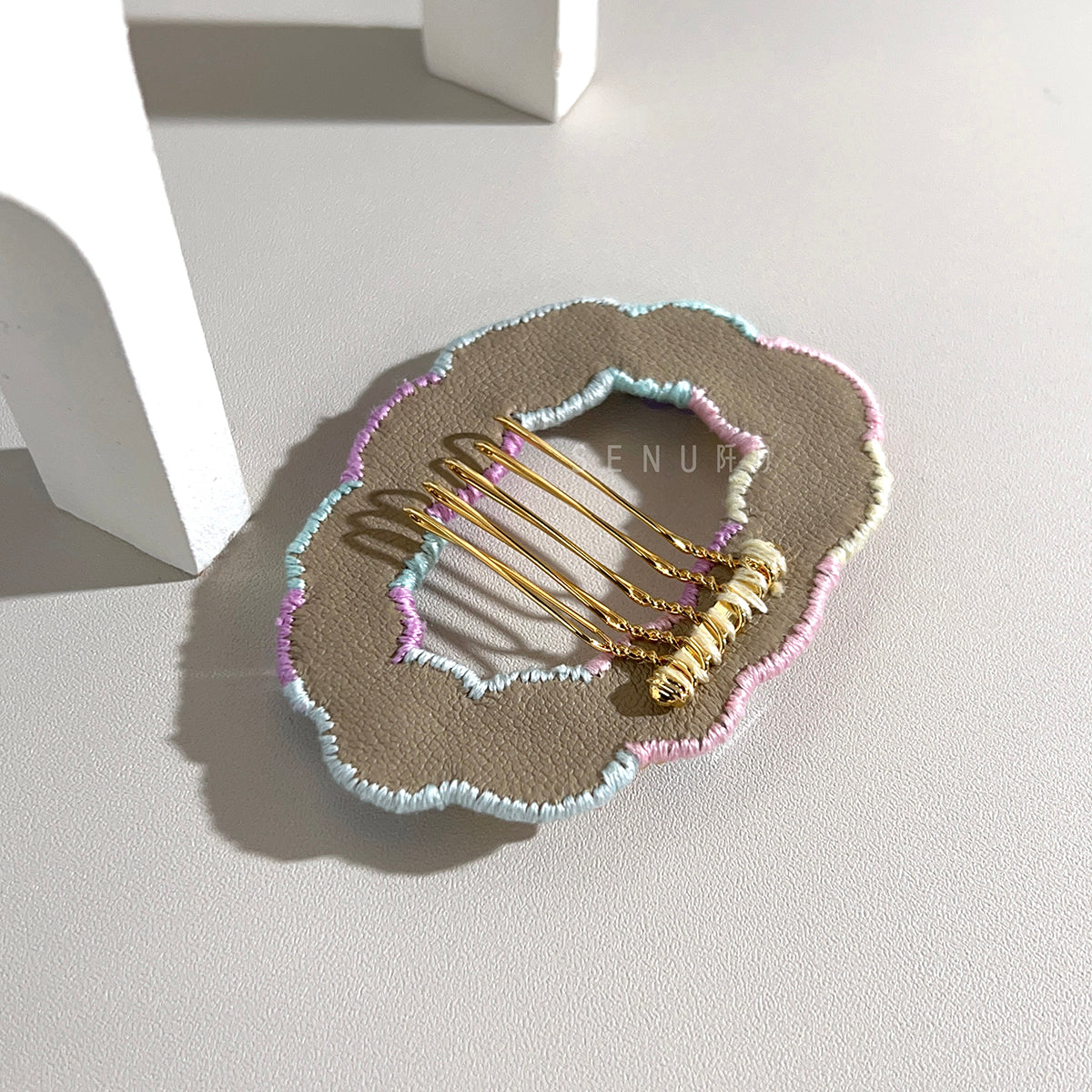 【日本設計師|日本手作飾物|刺繡|頭飾/髮飾|髮梳】 波浪圓環珠繡髮梳
