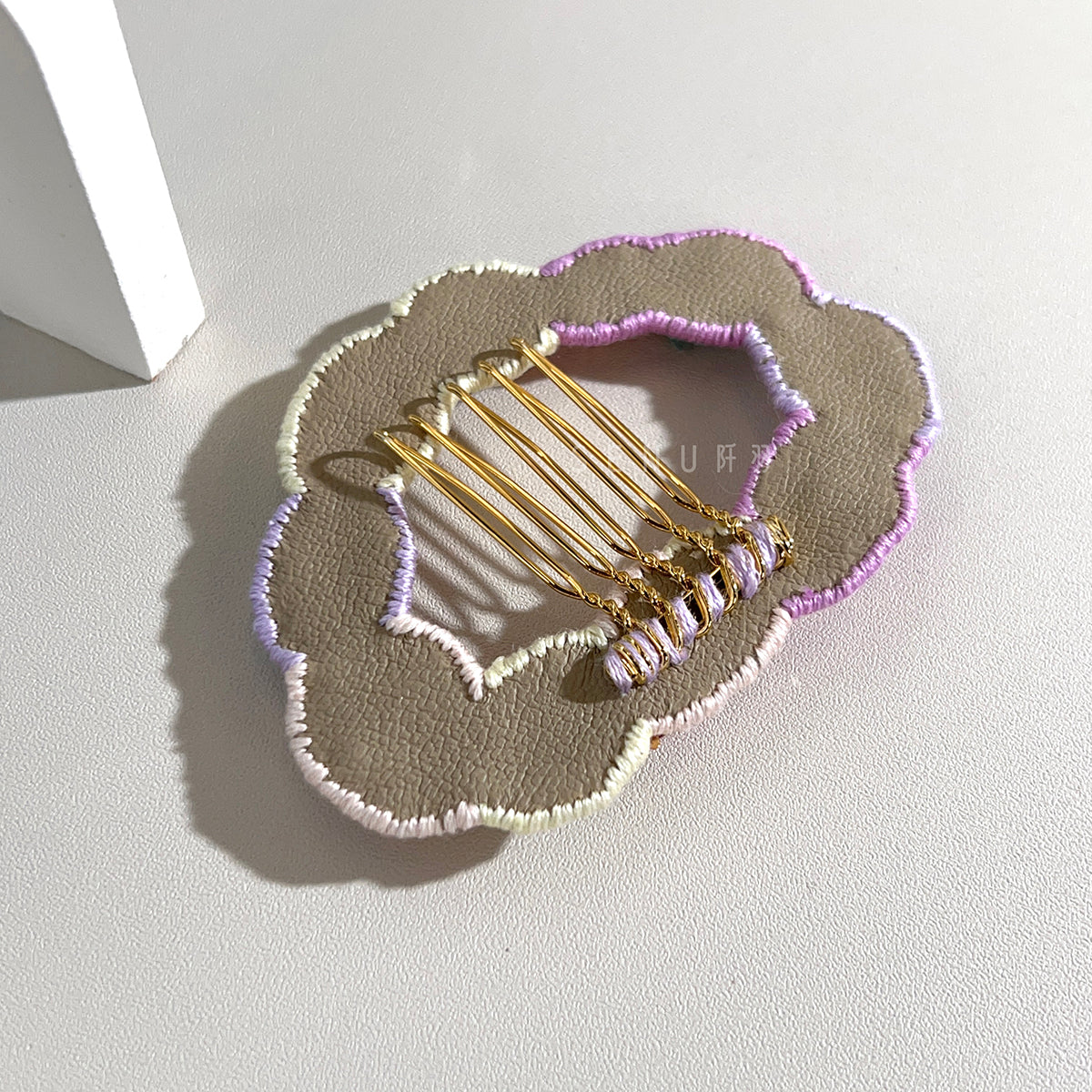 【日本設計師|日本手作飾物|刺繡|頭飾/髮飾|髮梳】 波浪圓環珠繡髮梳