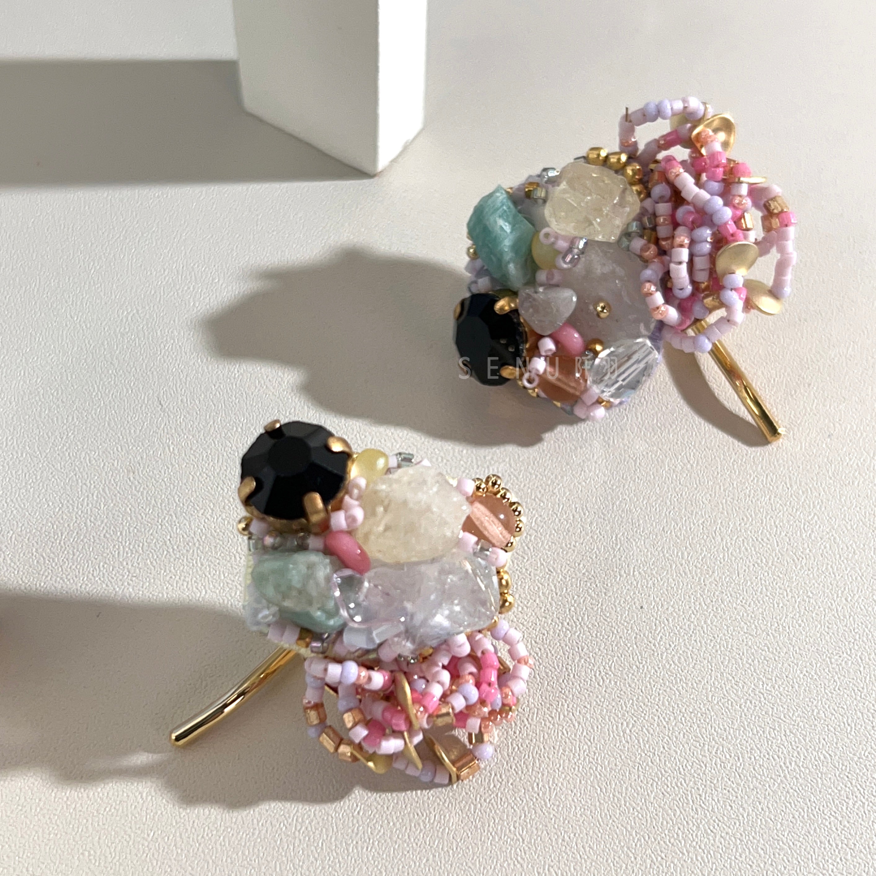 【日本設計師|日本手作飾物|刺繡|頭飾/髮飾|髮扣】 天然石拼接珠繡髮扣